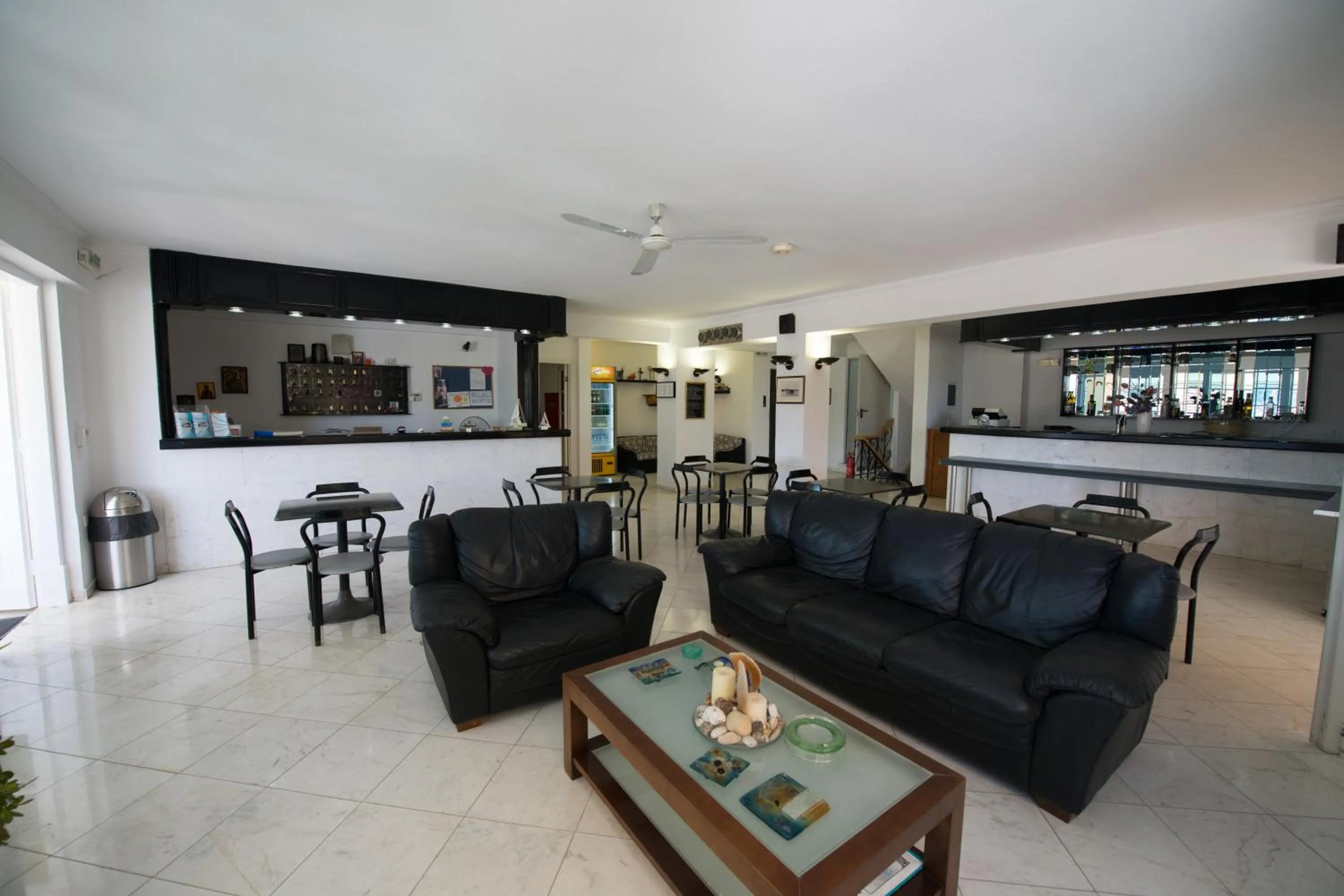 Communal lounge/ TV room in Hotel Niras