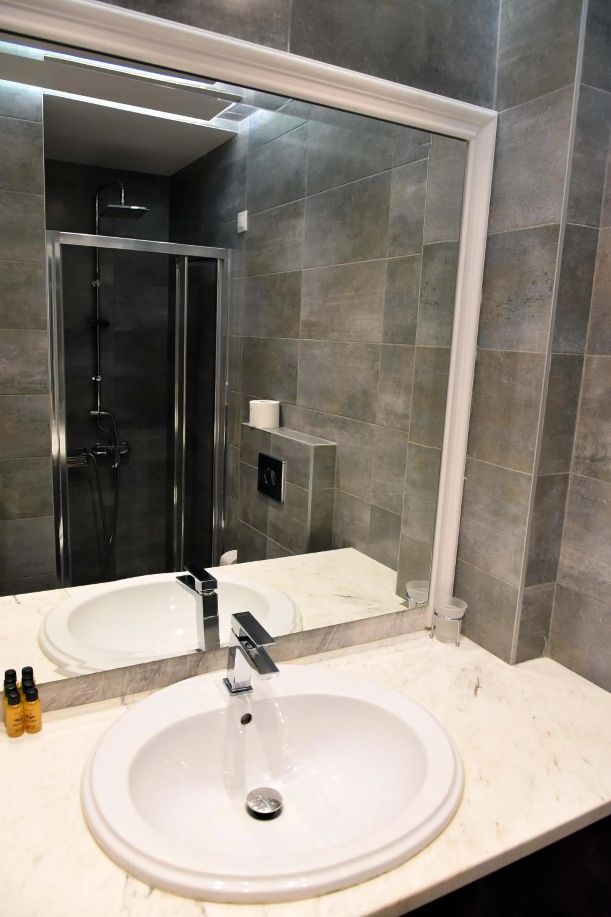 Bathroom in Hotel Niras