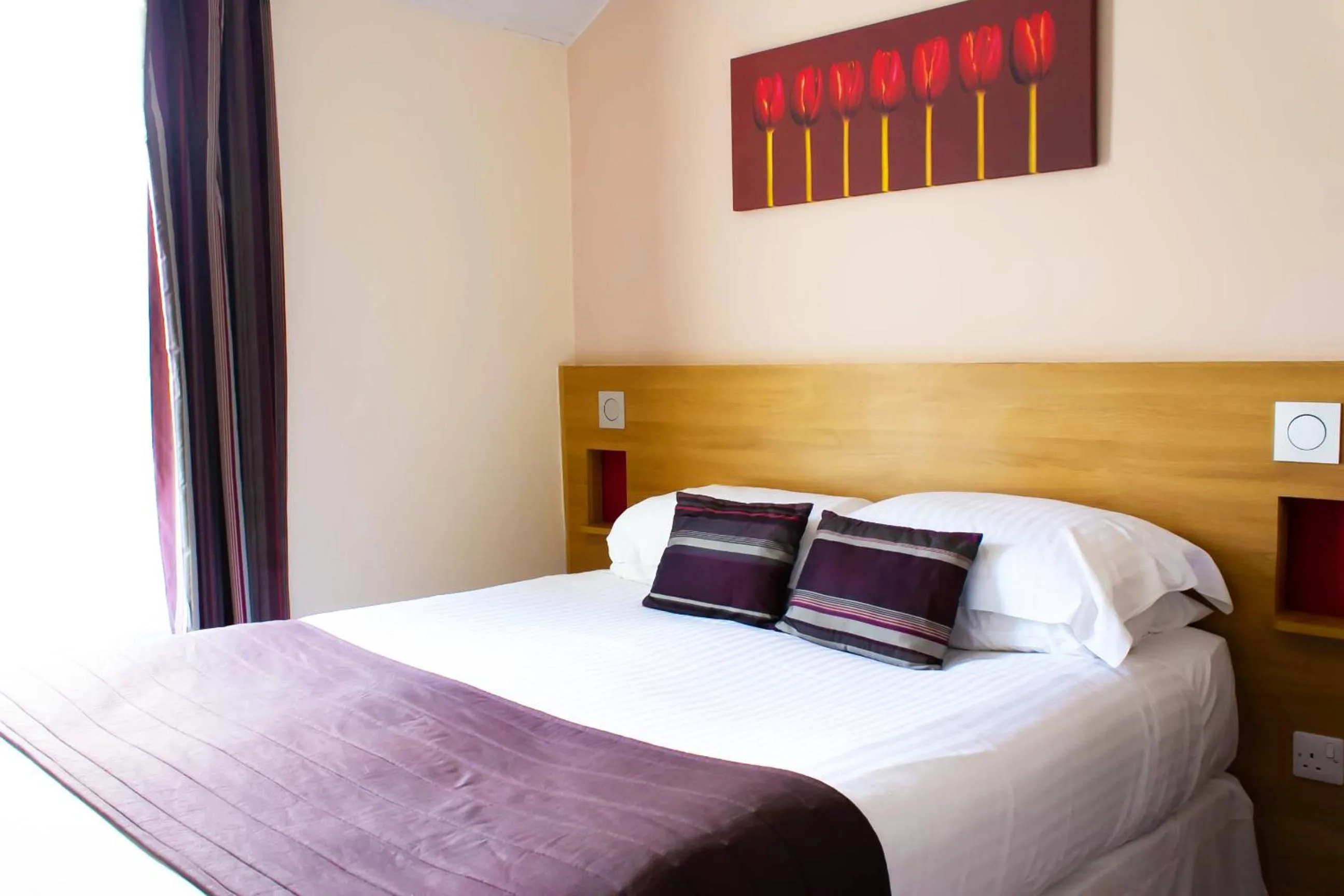 Bed in Ellan Vannin Hotel