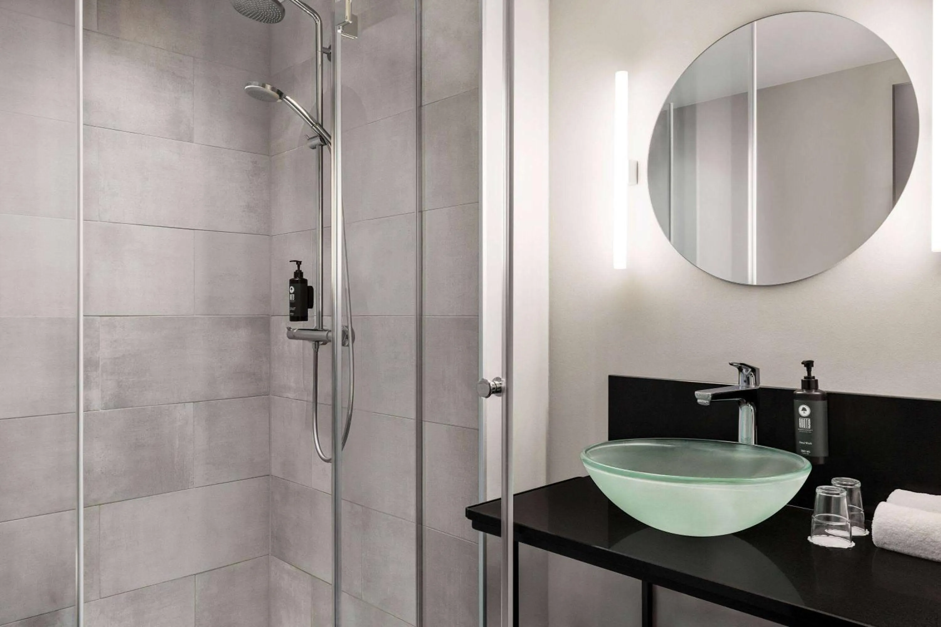 TV and multimedia in Vienna House Easy by Wyndham Bremen City Apartments