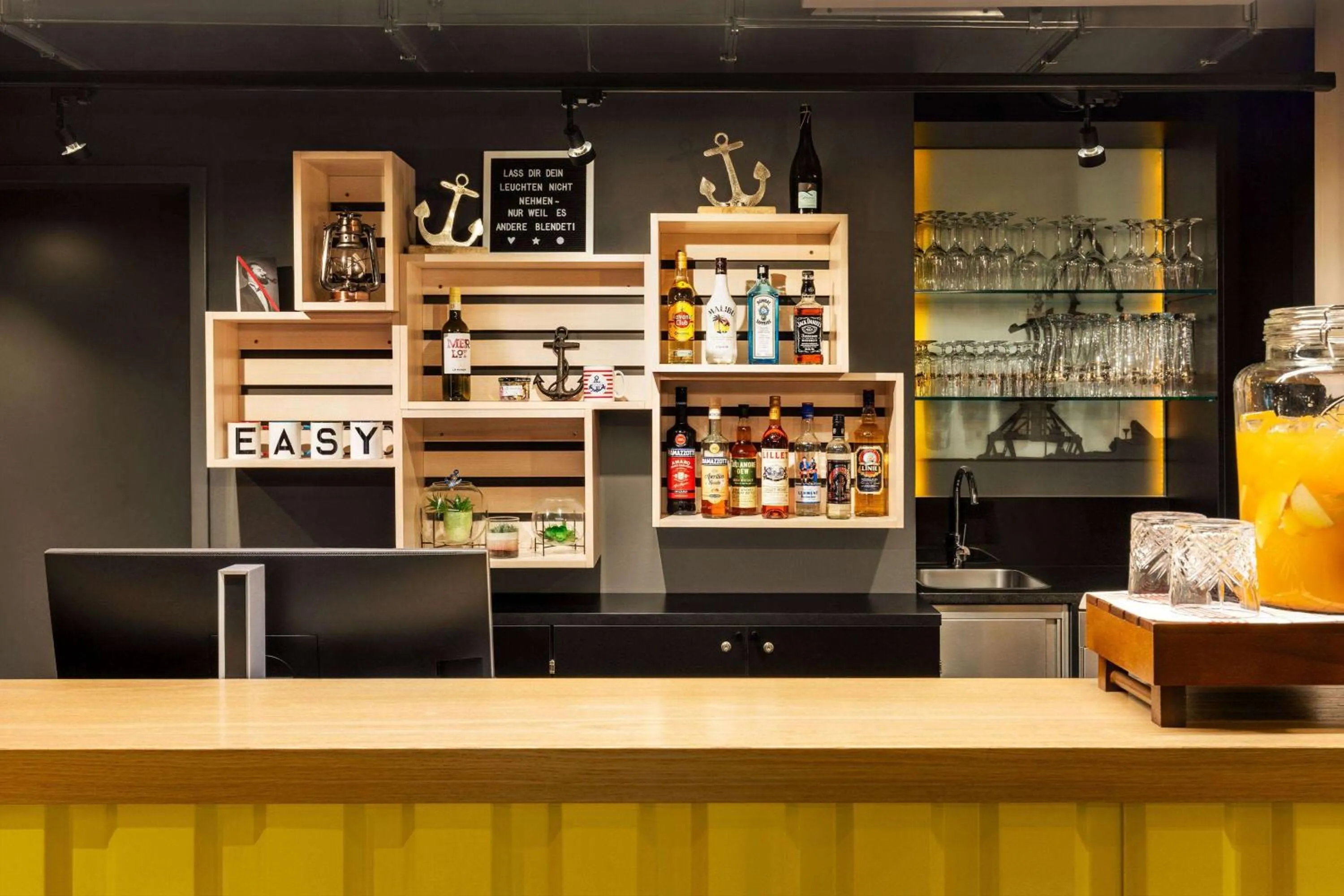 Lobby or reception in Vienna House Easy by Wyndham Bremen City Apartments