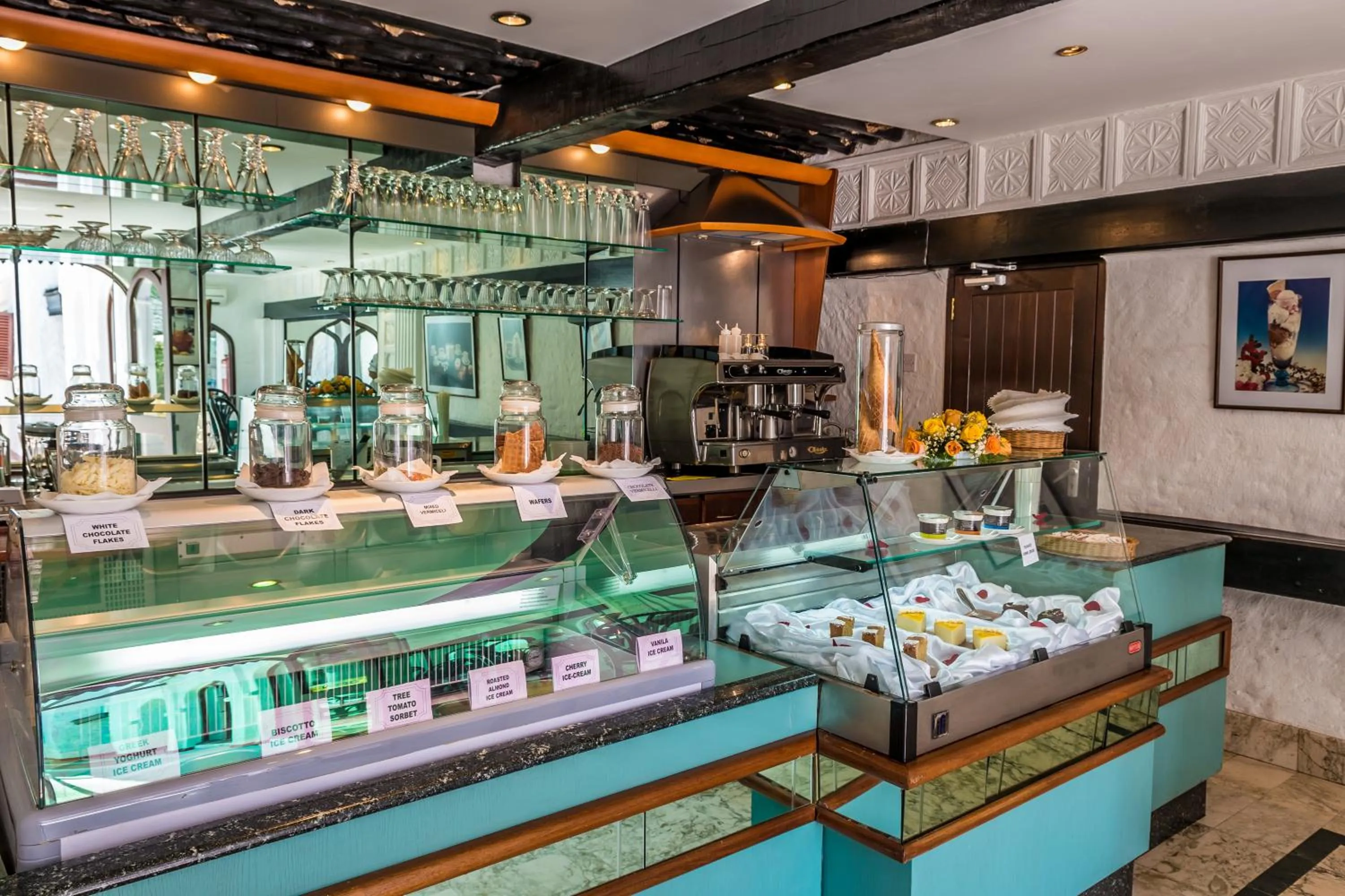 On-site shops in Serena Beach Resort & Spa