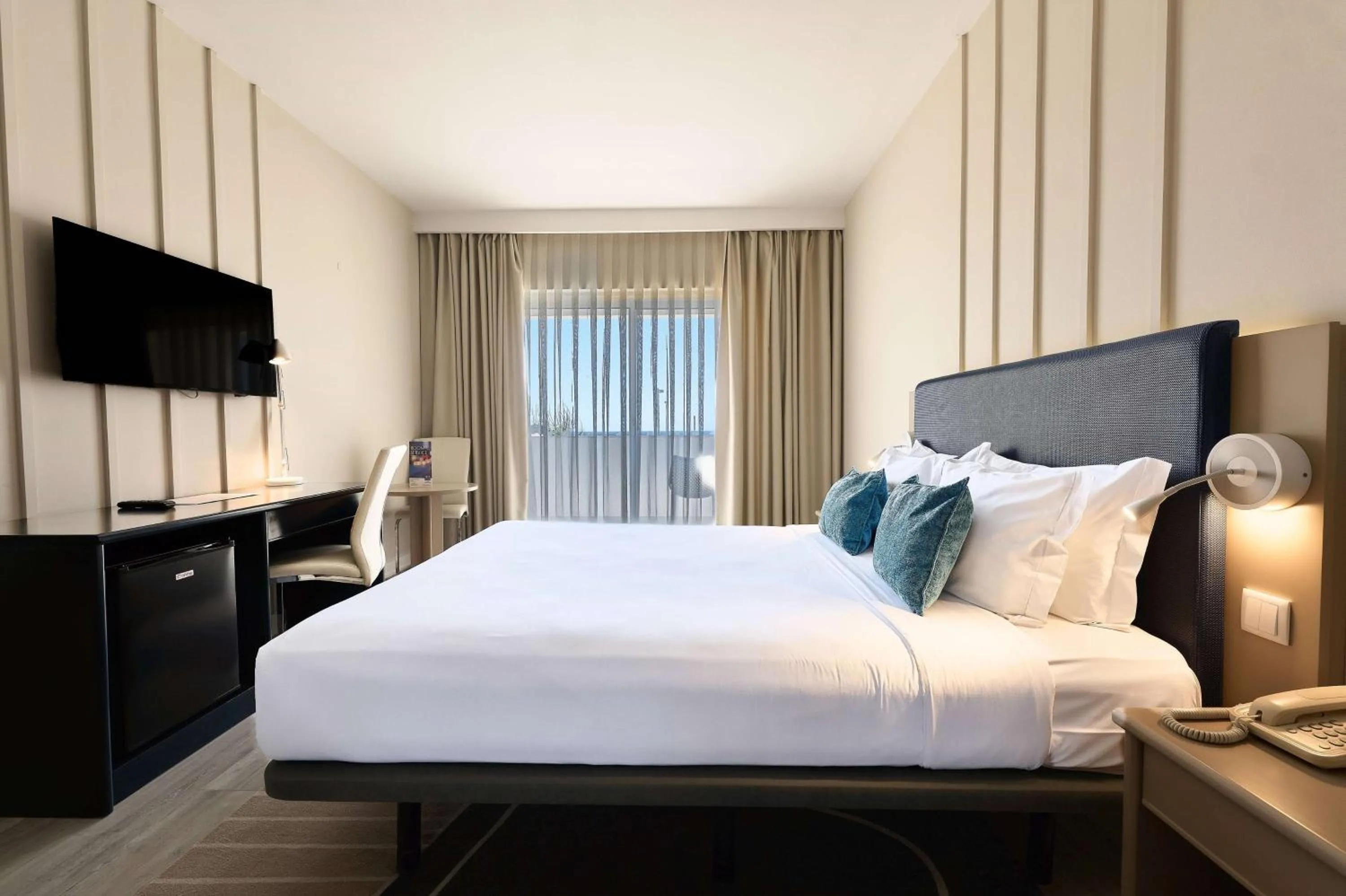 Photo of the whole room, Bed in TRYP by Wyndham Lisboa Caparica Mar