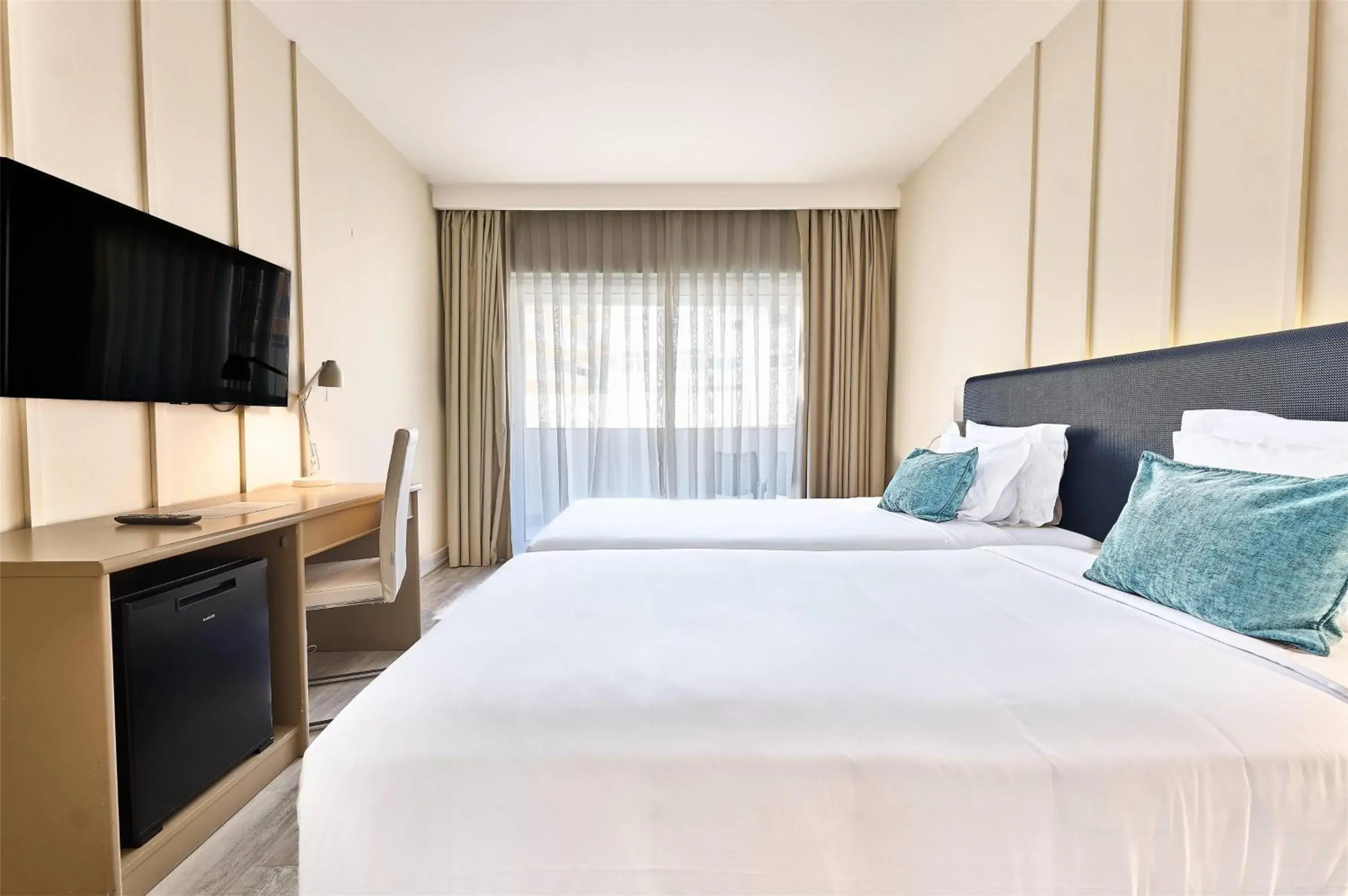 2 Twin Beds, Premium Lateral Ocean View, Non-Smoking in TRYP by Wyndham Lisboa Caparica Mar 2 Twin Beds, Premium Lateral Ocean View, Non-Smoking in TRYP by Wyndham Lisboa Caparica Mar