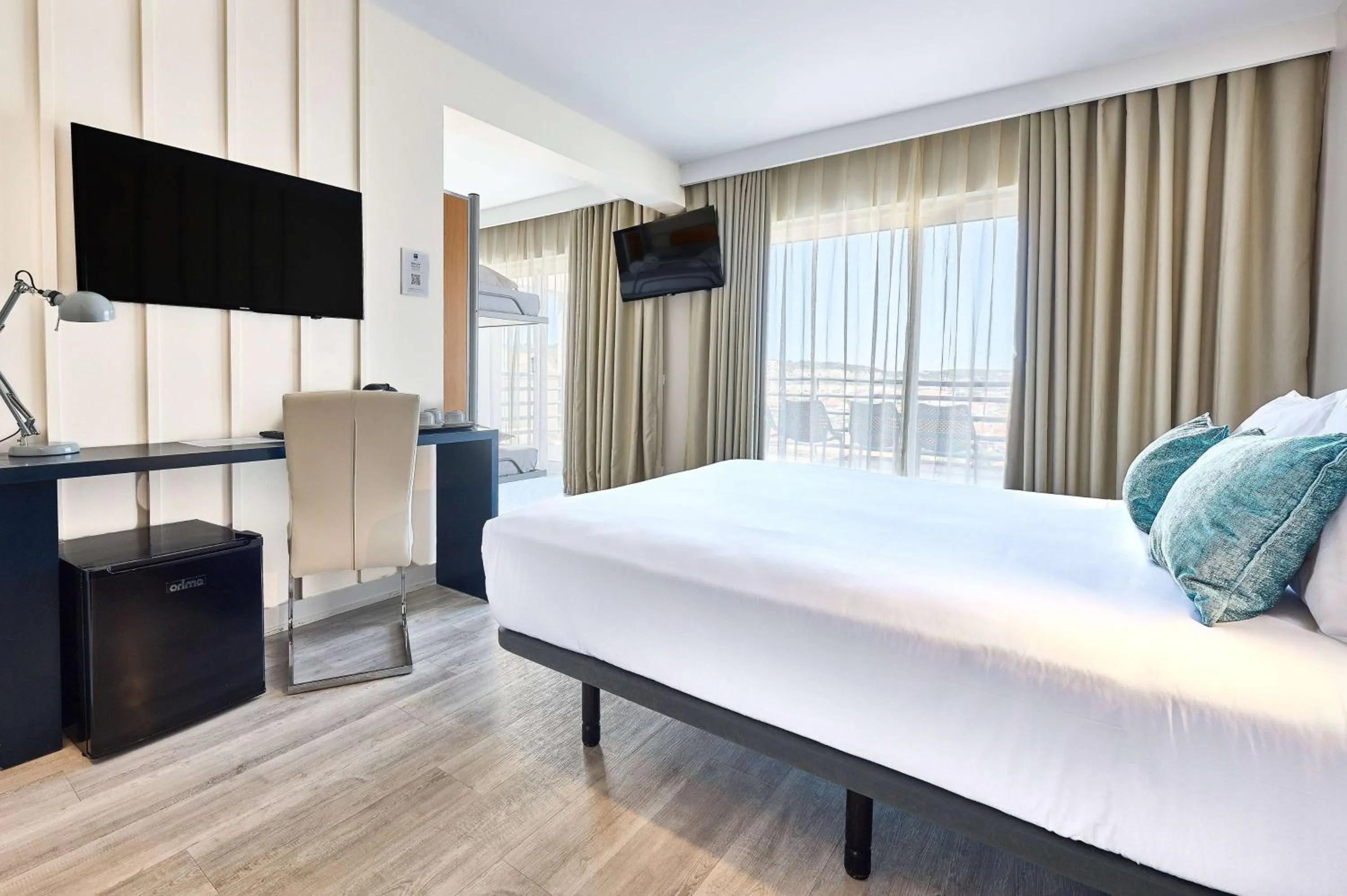 Photo of the whole room, Bed in TRYP by Wyndham Lisboa Caparica Mar