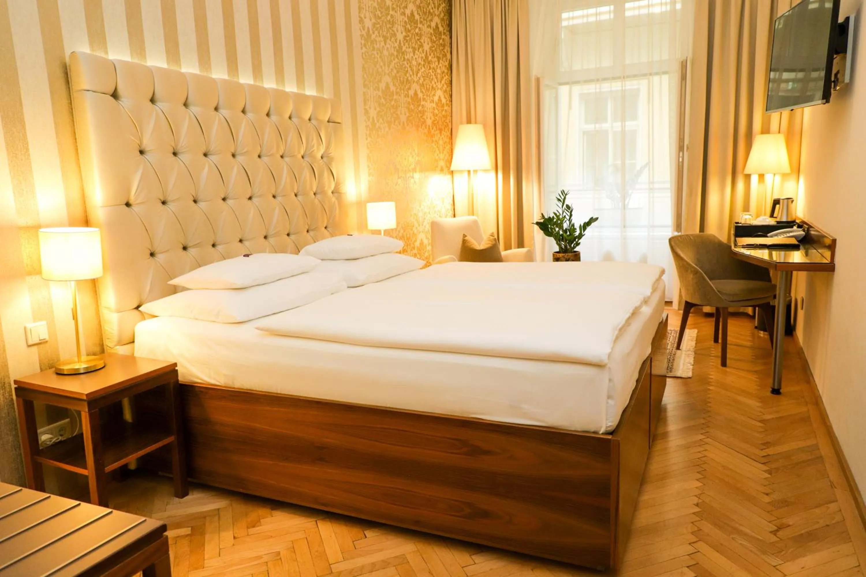 Property building, Bed in Hotel Wandl