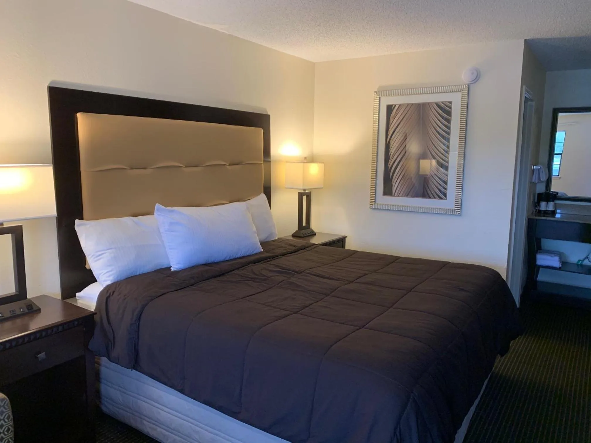 Bed in Blackwater Inn Milton