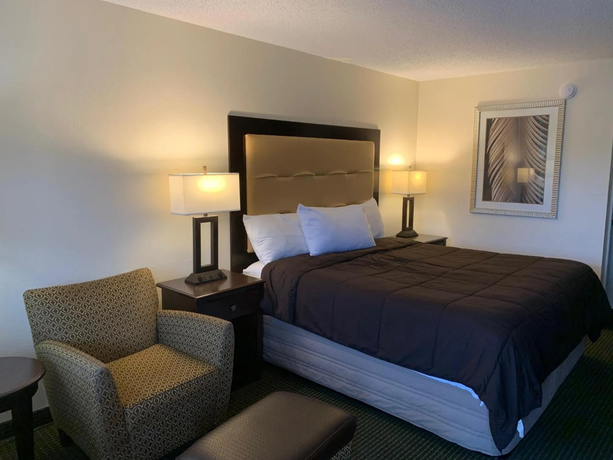 Bed in Blackwater Inn Milton