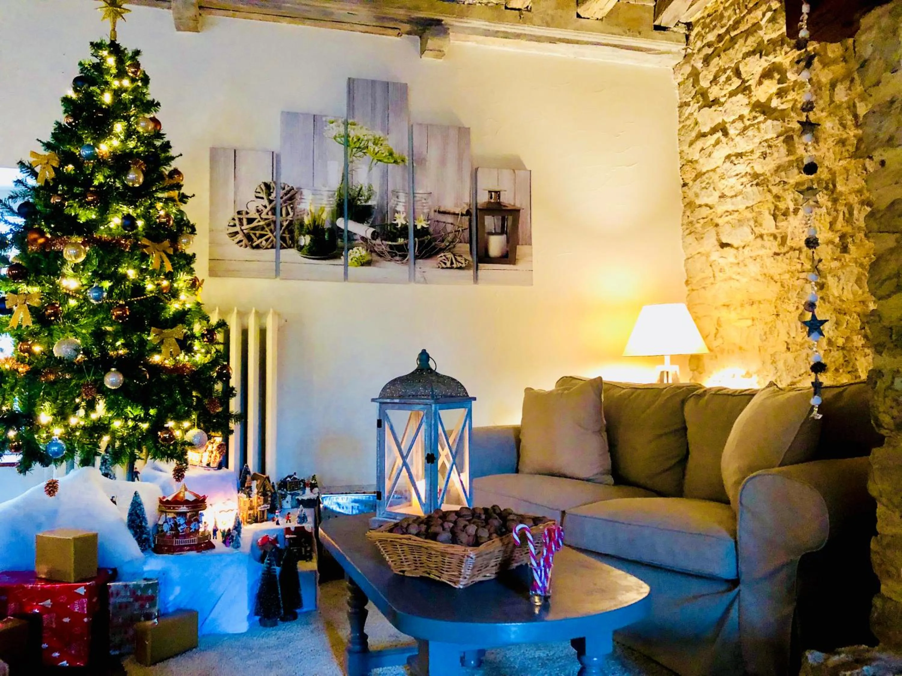 Communal lounge/ TV room in Domaine de Vandenesse Et Spa