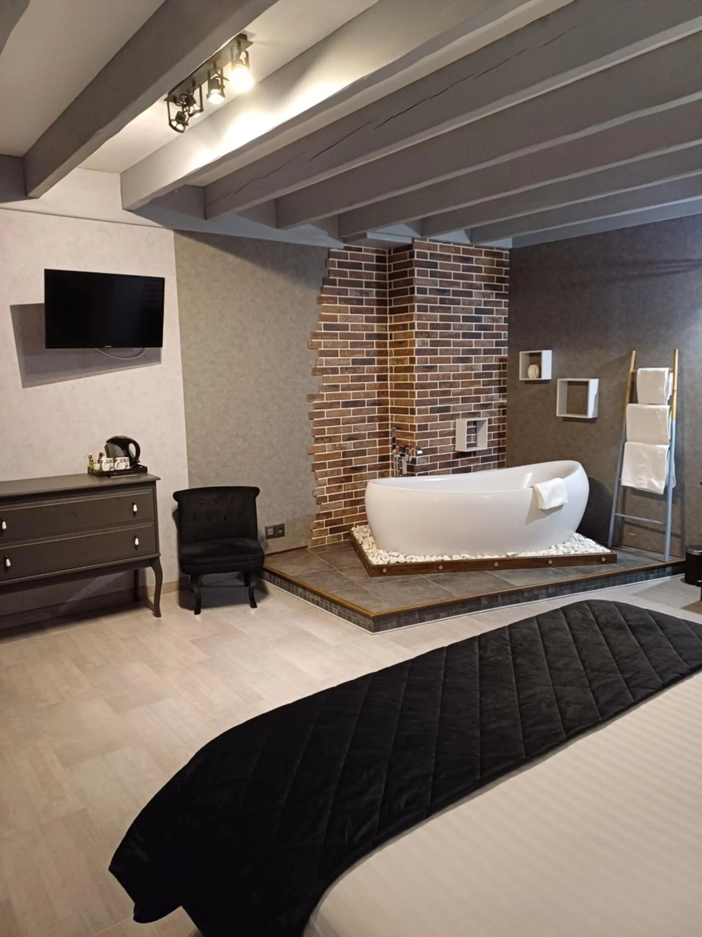 Photo of the whole room, Bed in Domaine de Vandenesse Et Spa