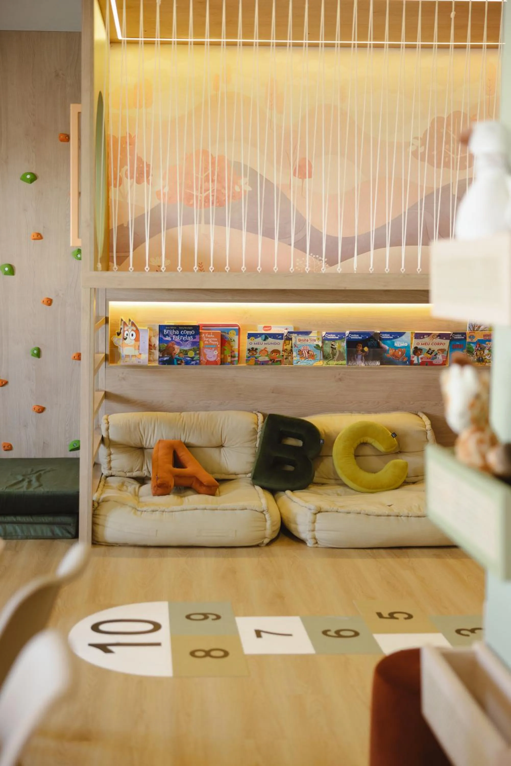 children, Bed in M'AR De AR Muralhas