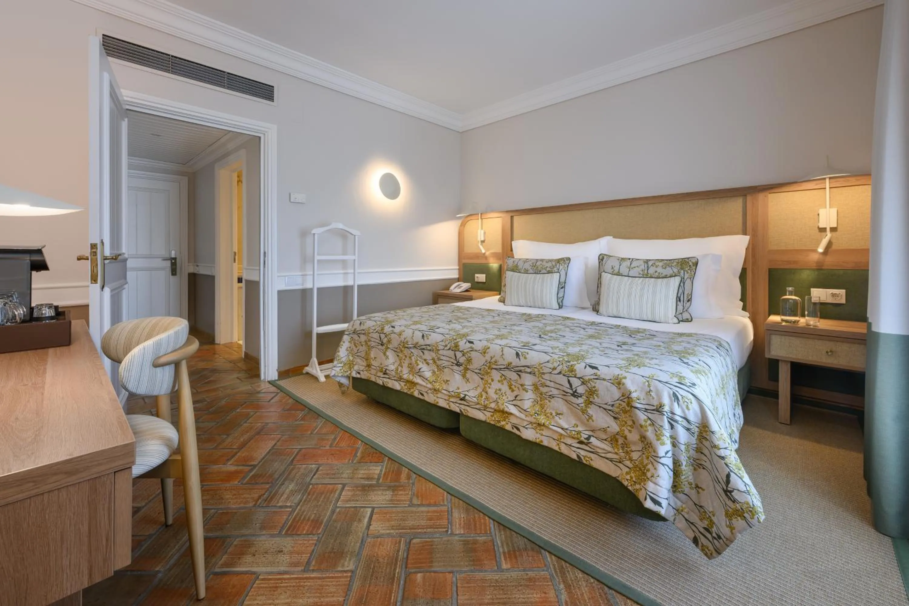 Bedroom, Bed in M'AR De AR Muralhas