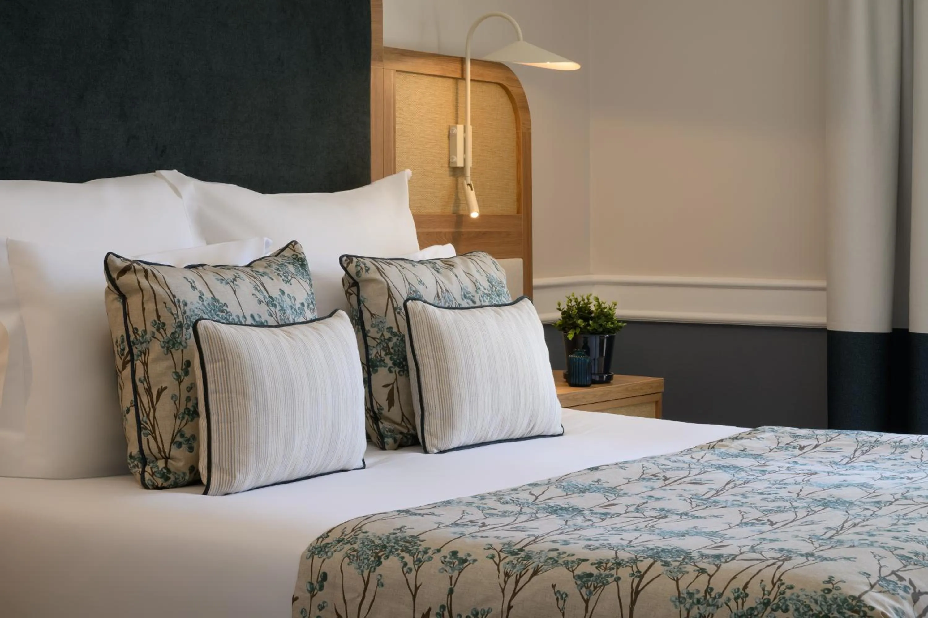 Bedroom, Bed in M'AR De AR Muralhas