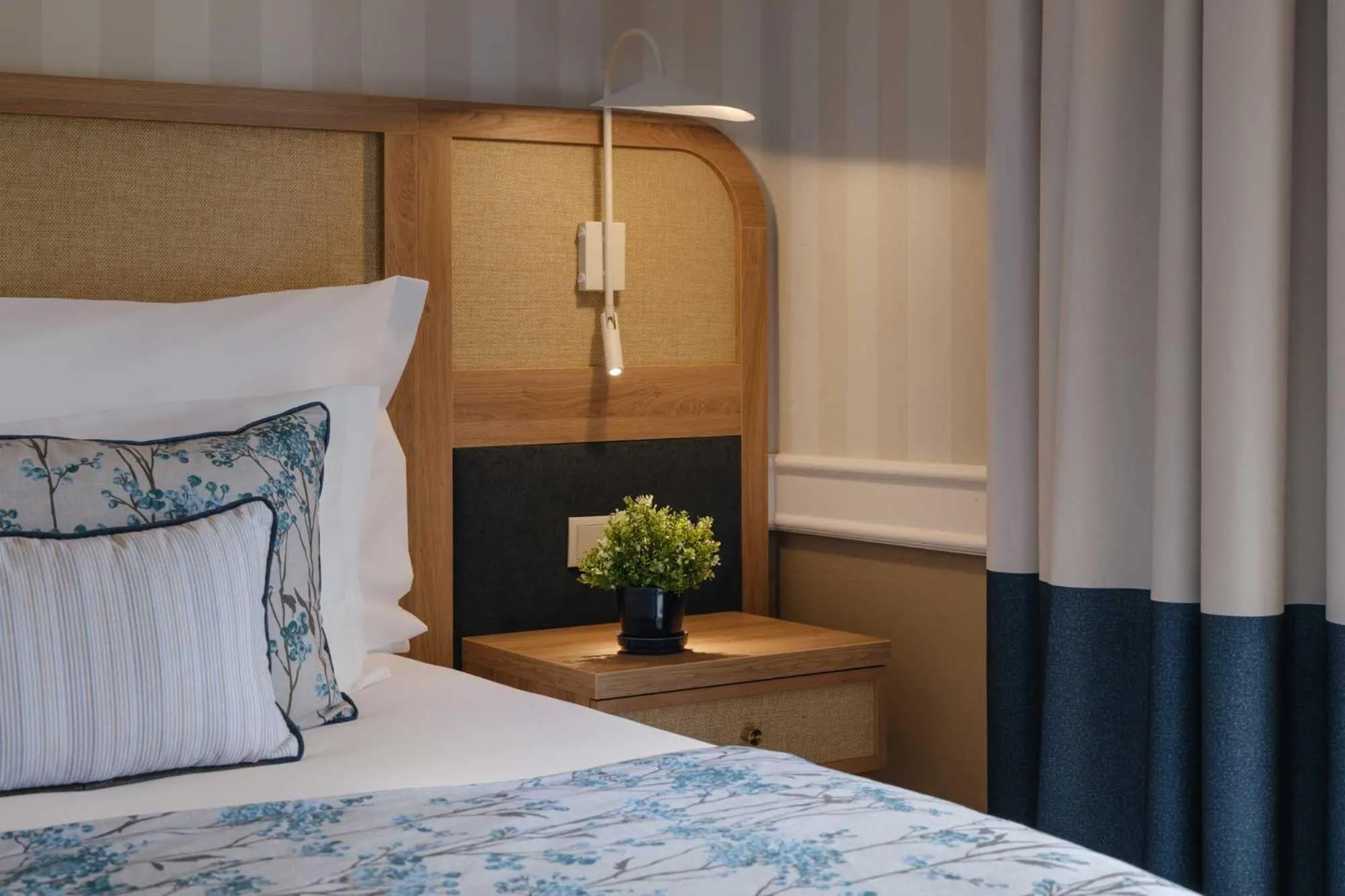 Bedroom, Bed in M'AR De AR Muralhas