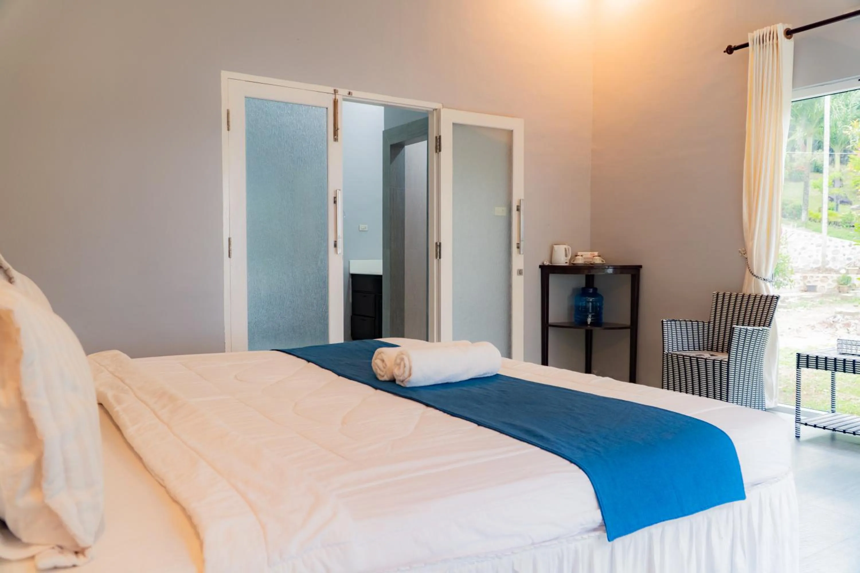 Bedroom, Bed in The Hawk's Nest Resort