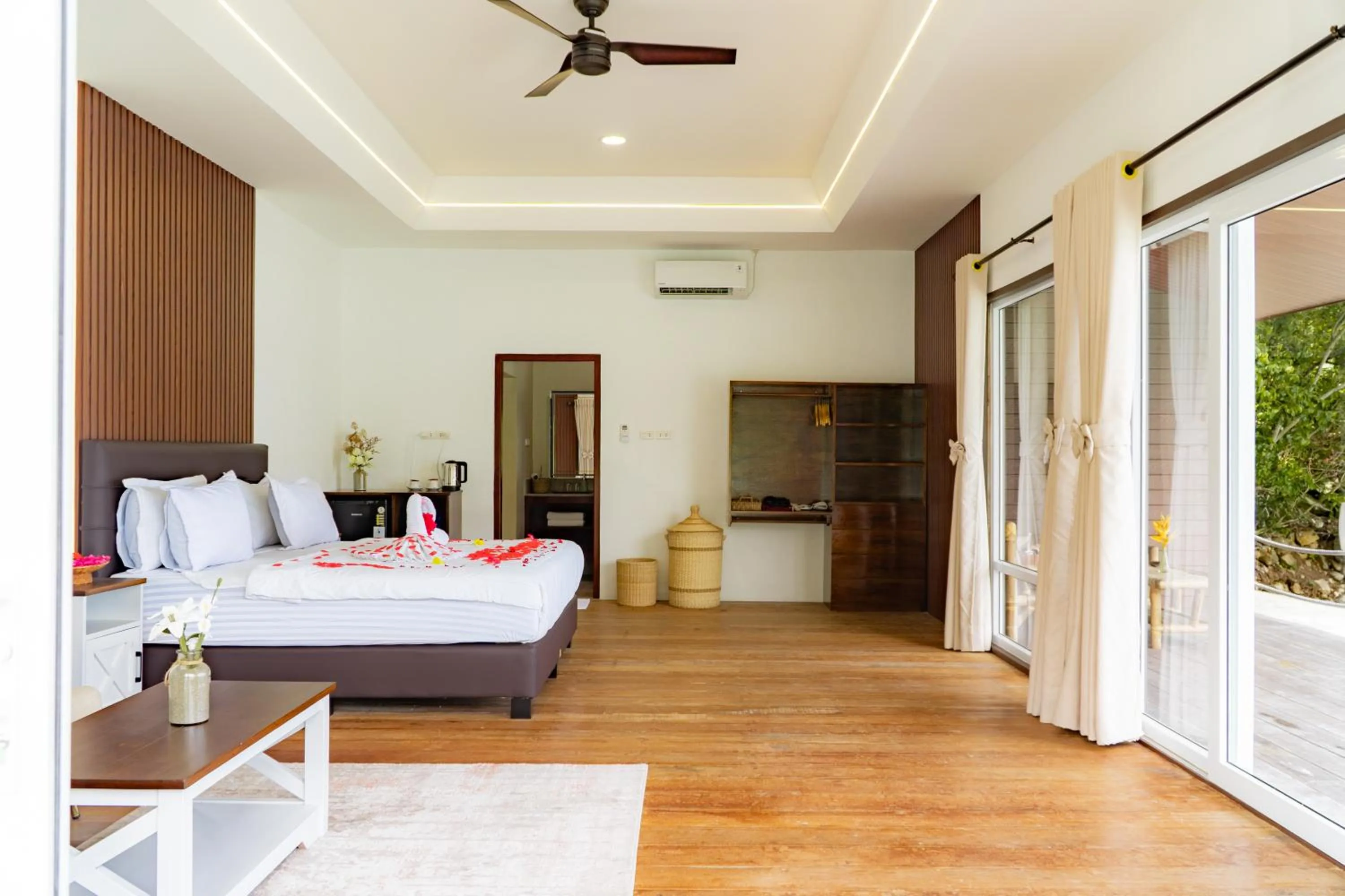 Bedroom, Bed in The Hawk's Nest Resort