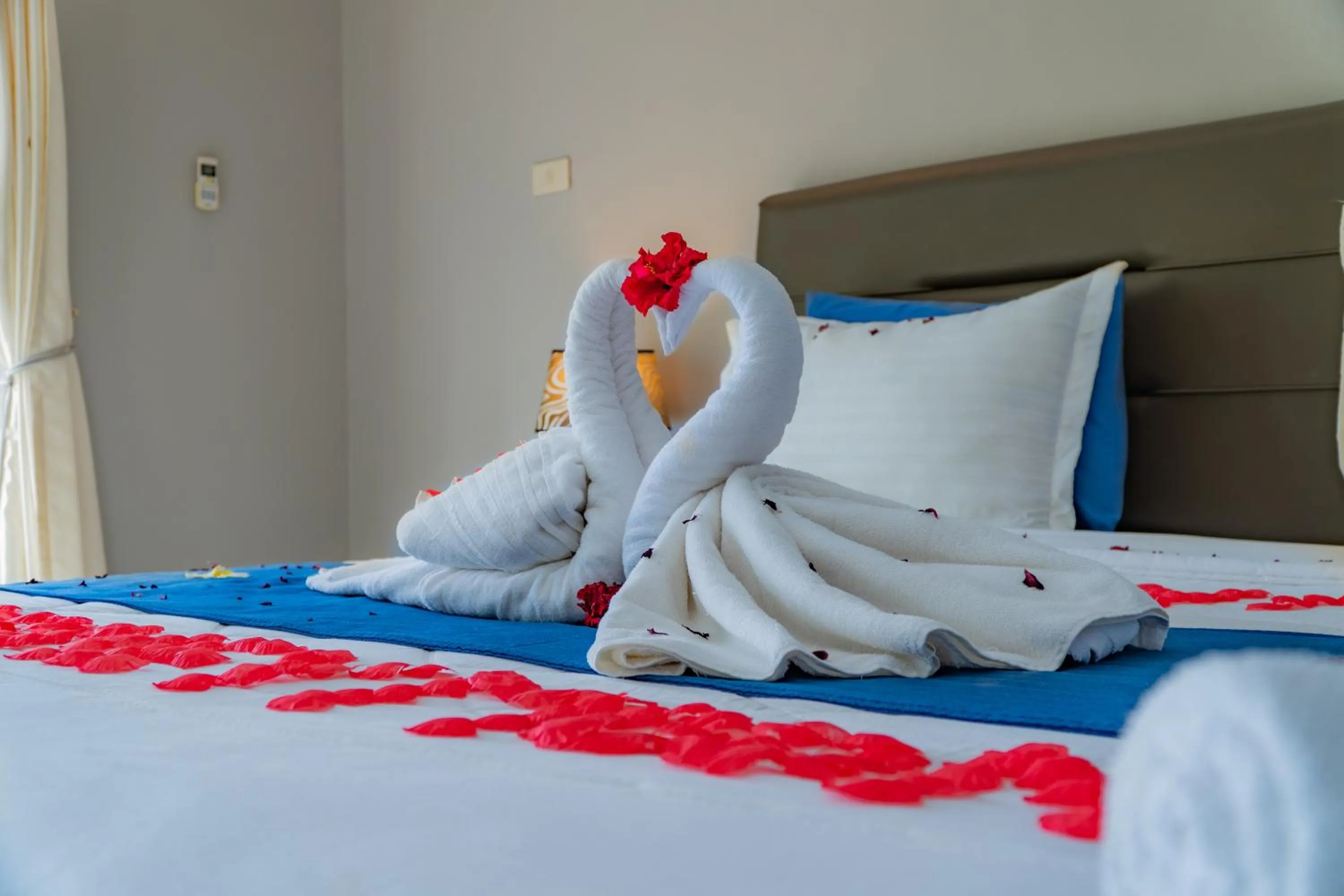 towels, Bed in The Hawk's Nest Resort