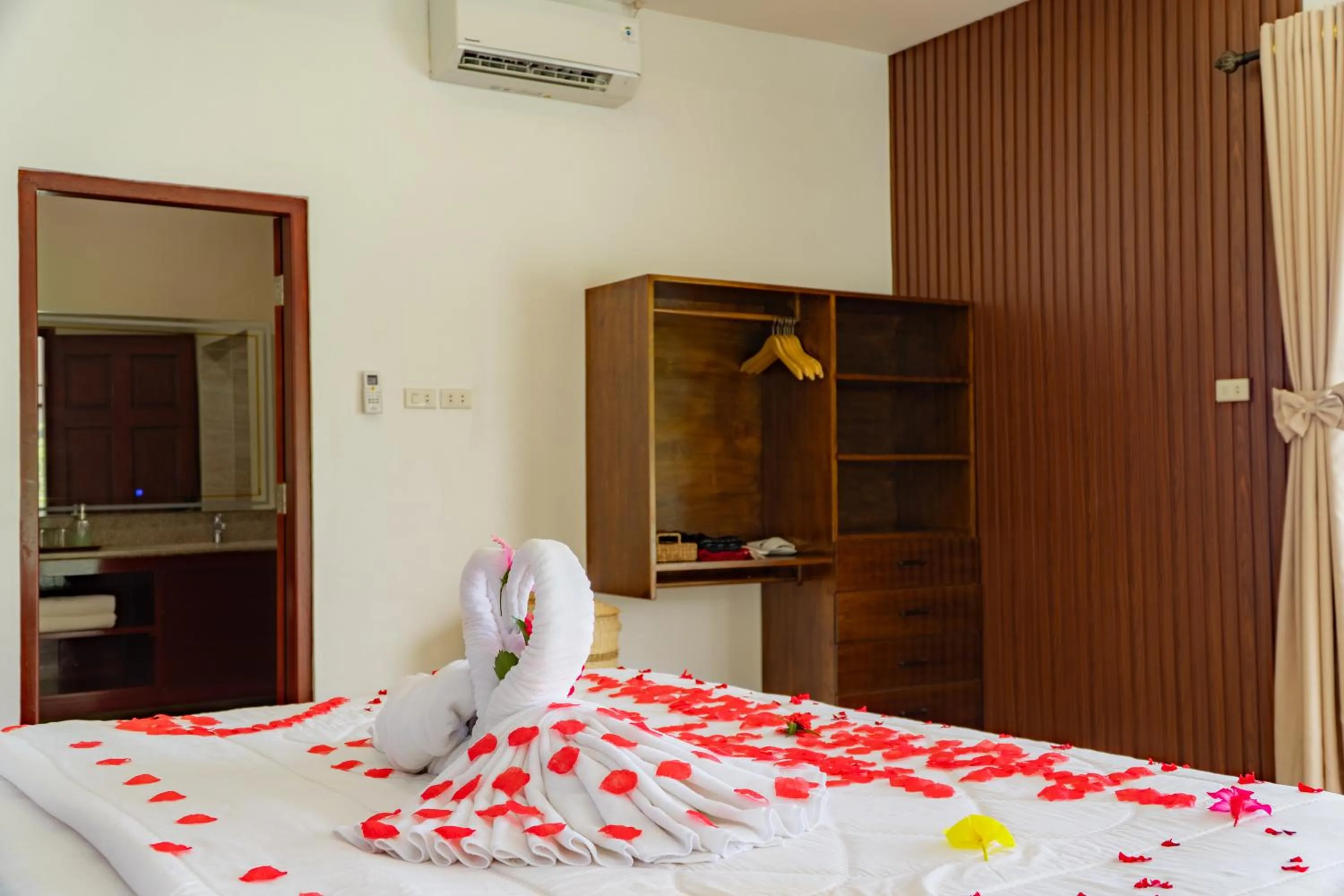 wardrobe, Bed in The Hawk's Nest Resort