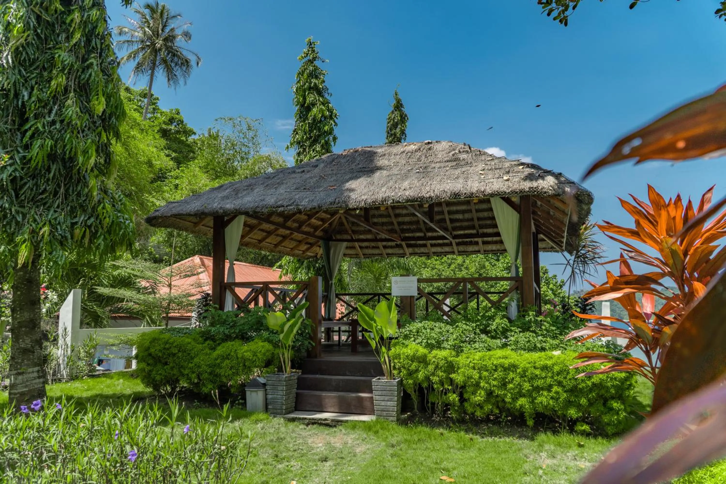 Restaurant/places to eat in The Hawk's Nest Resort