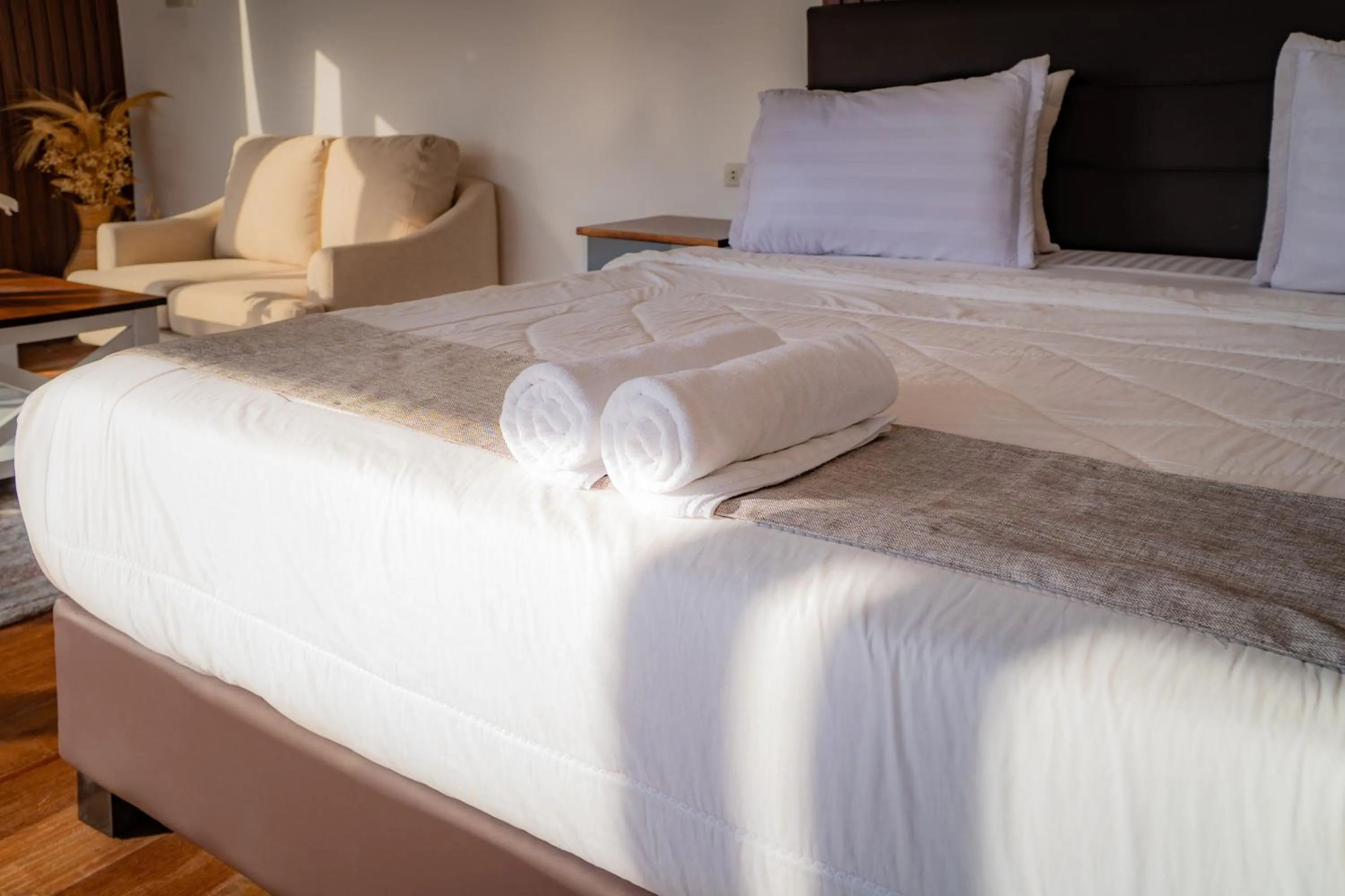 towels, Bed in The Hawk's Nest Resort