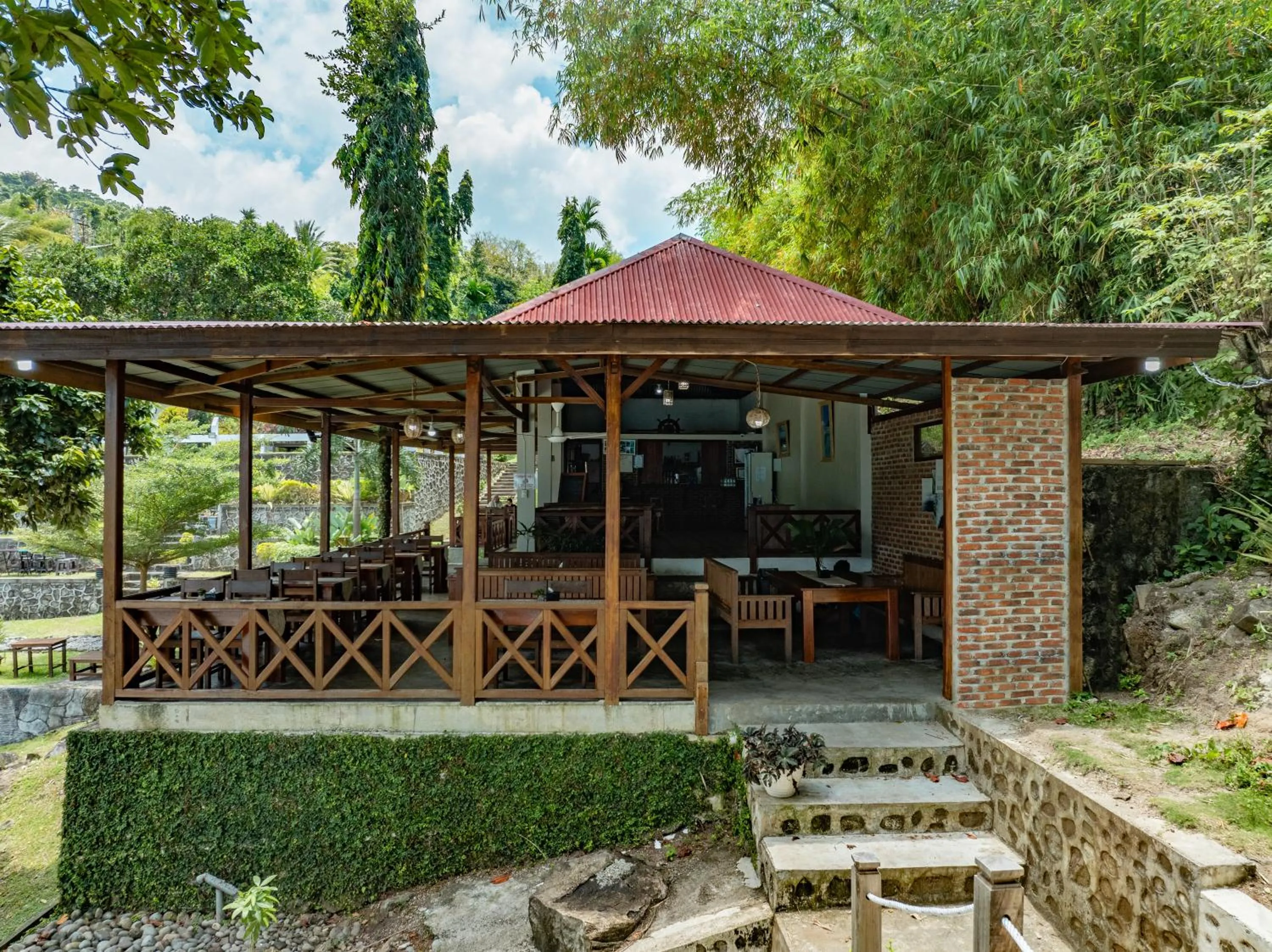 Restaurant/places to eat in The Hawk's Nest Resort