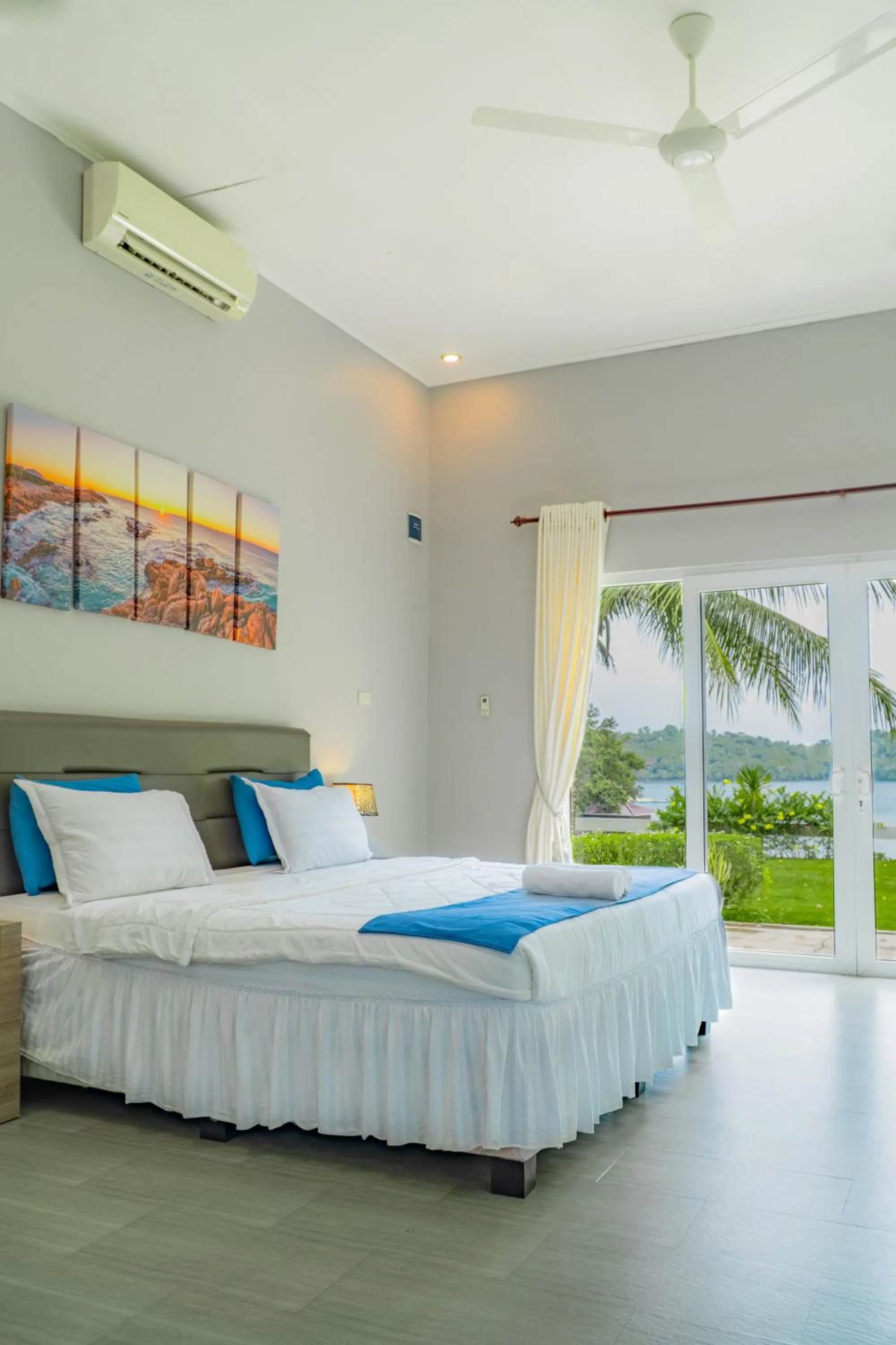 Bed in The Hawk's Nest Resort