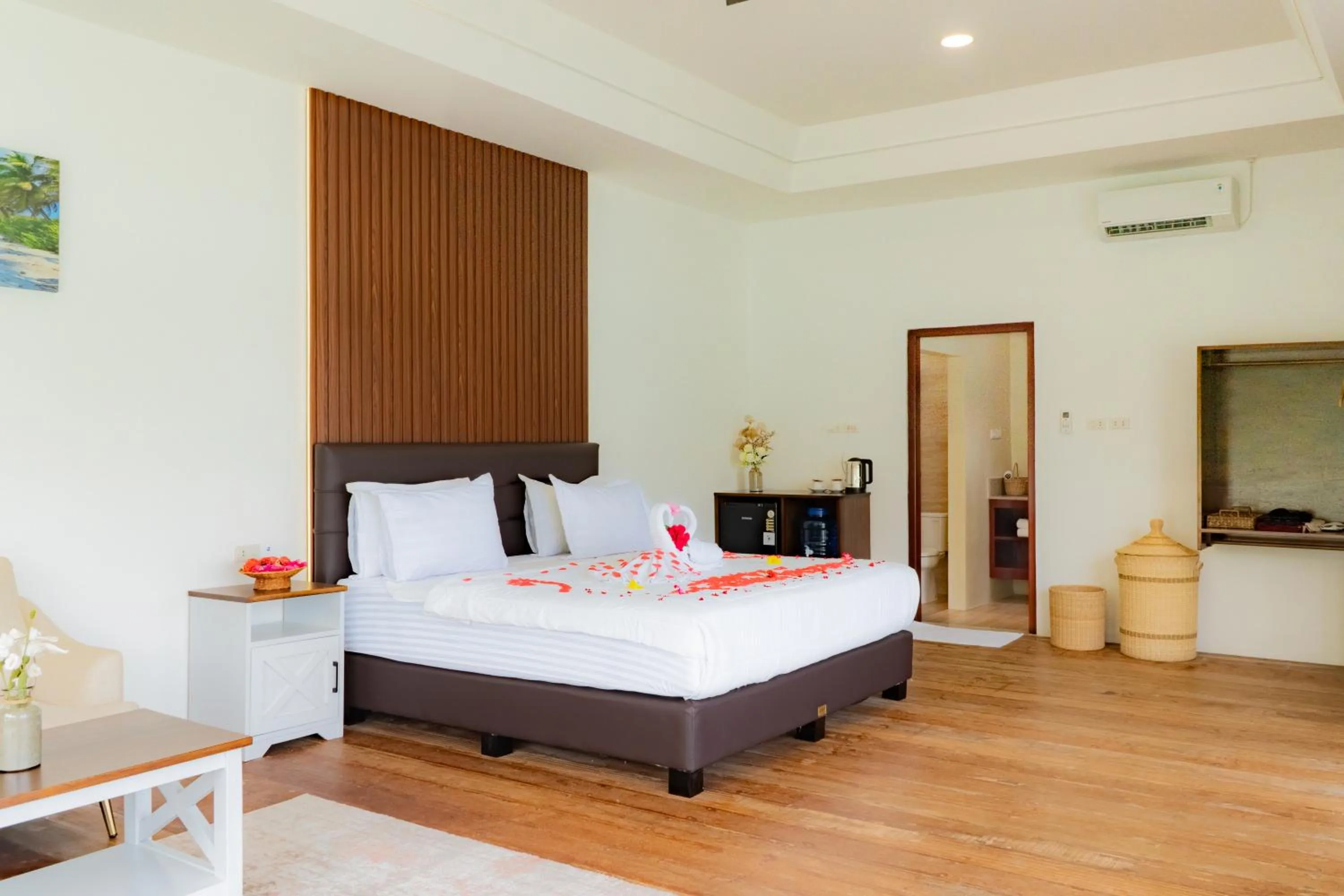 Bedroom, Bed in The Hawk's Nest Resort