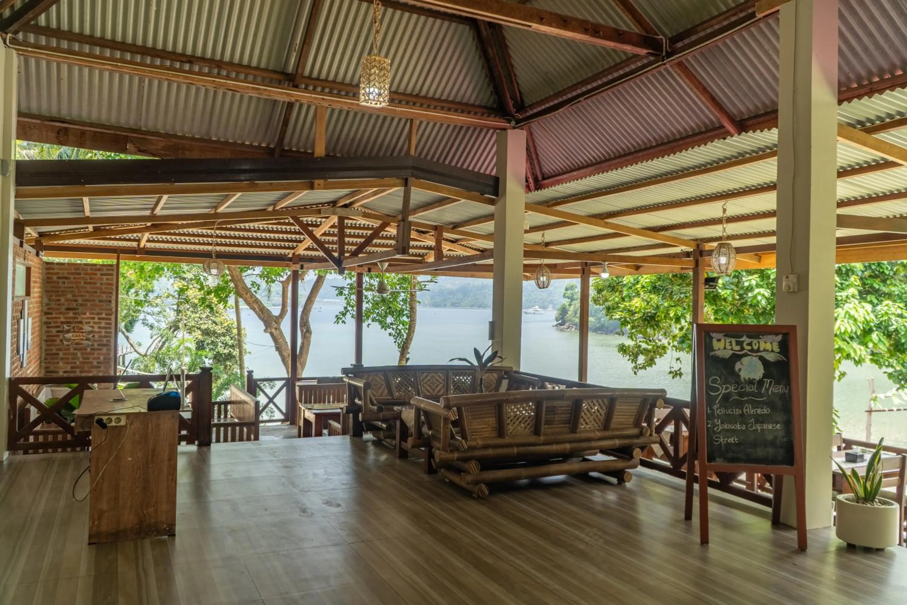 Restaurant/places to eat in The Hawk's Nest Resort