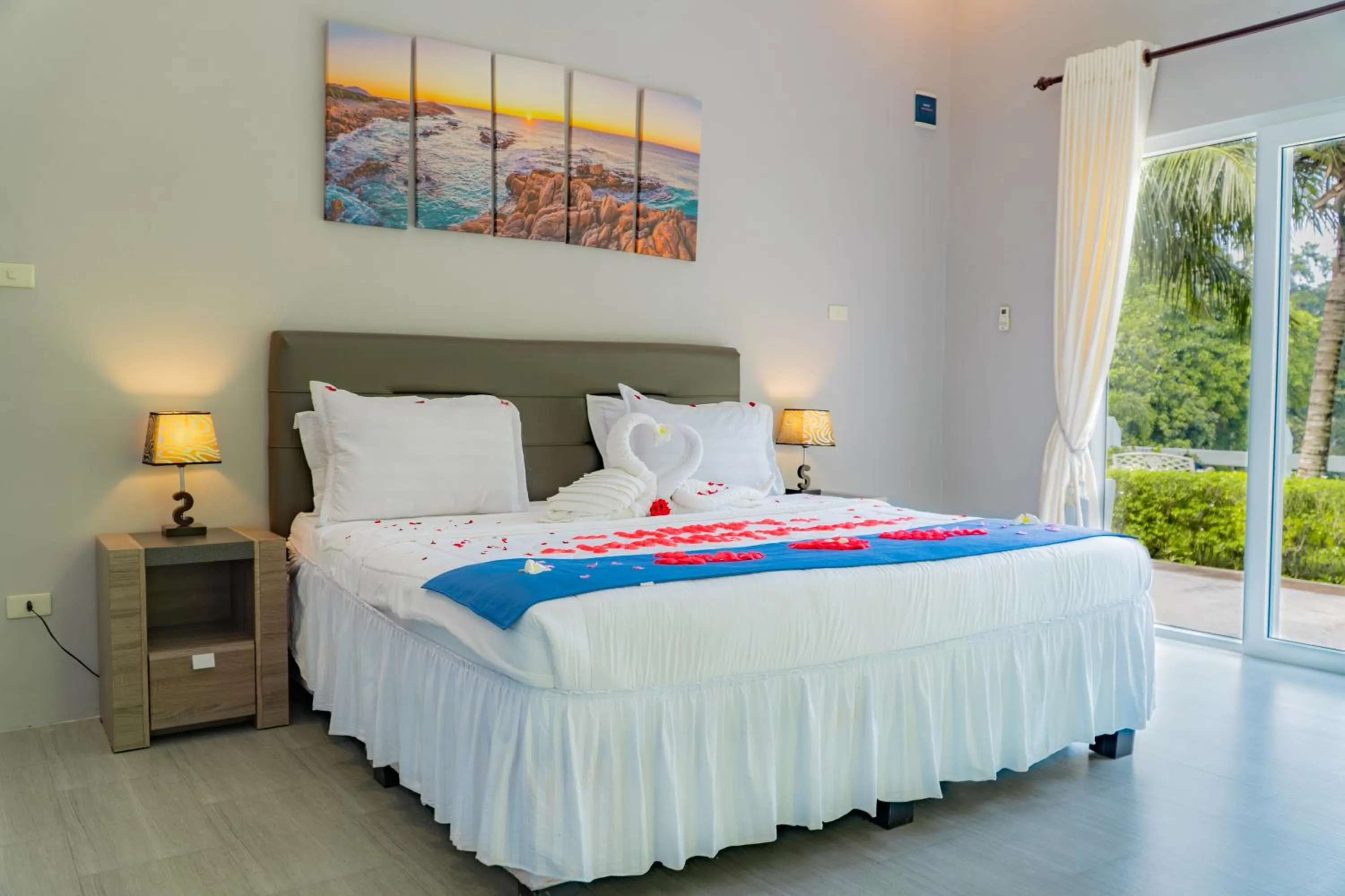 Bed in The Hawk's Nest Resort