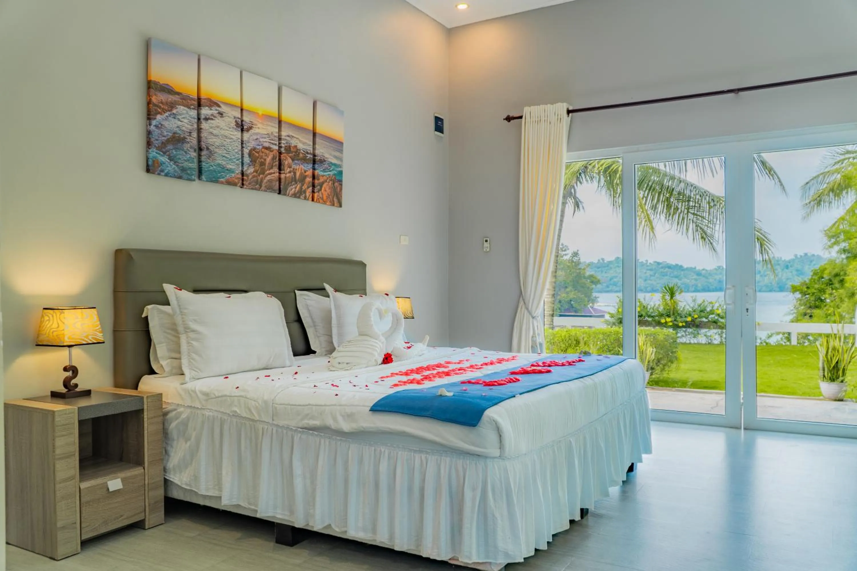 Garden view, Bed in The Hawk's Nest Resort