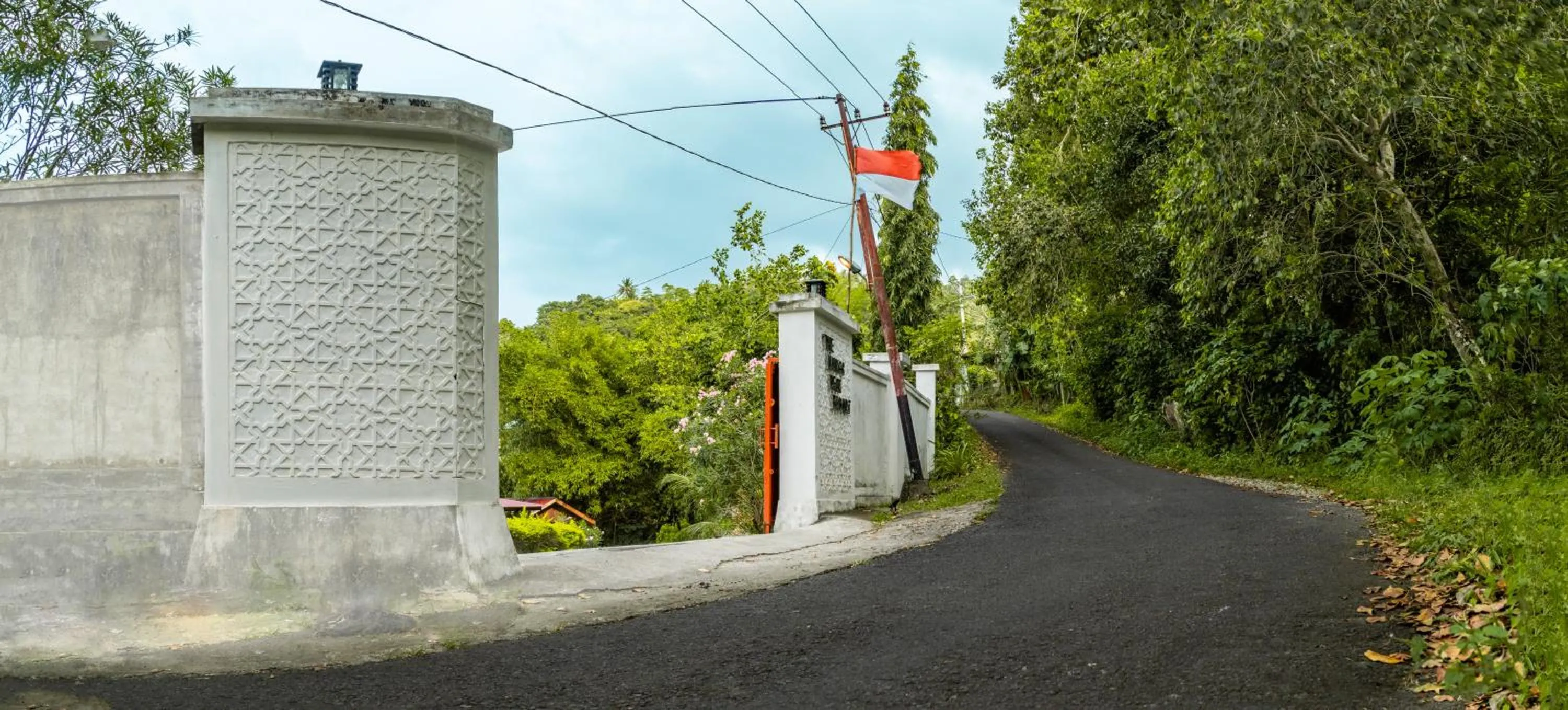 Facade/entrance in The Hawk's Nest Resort
