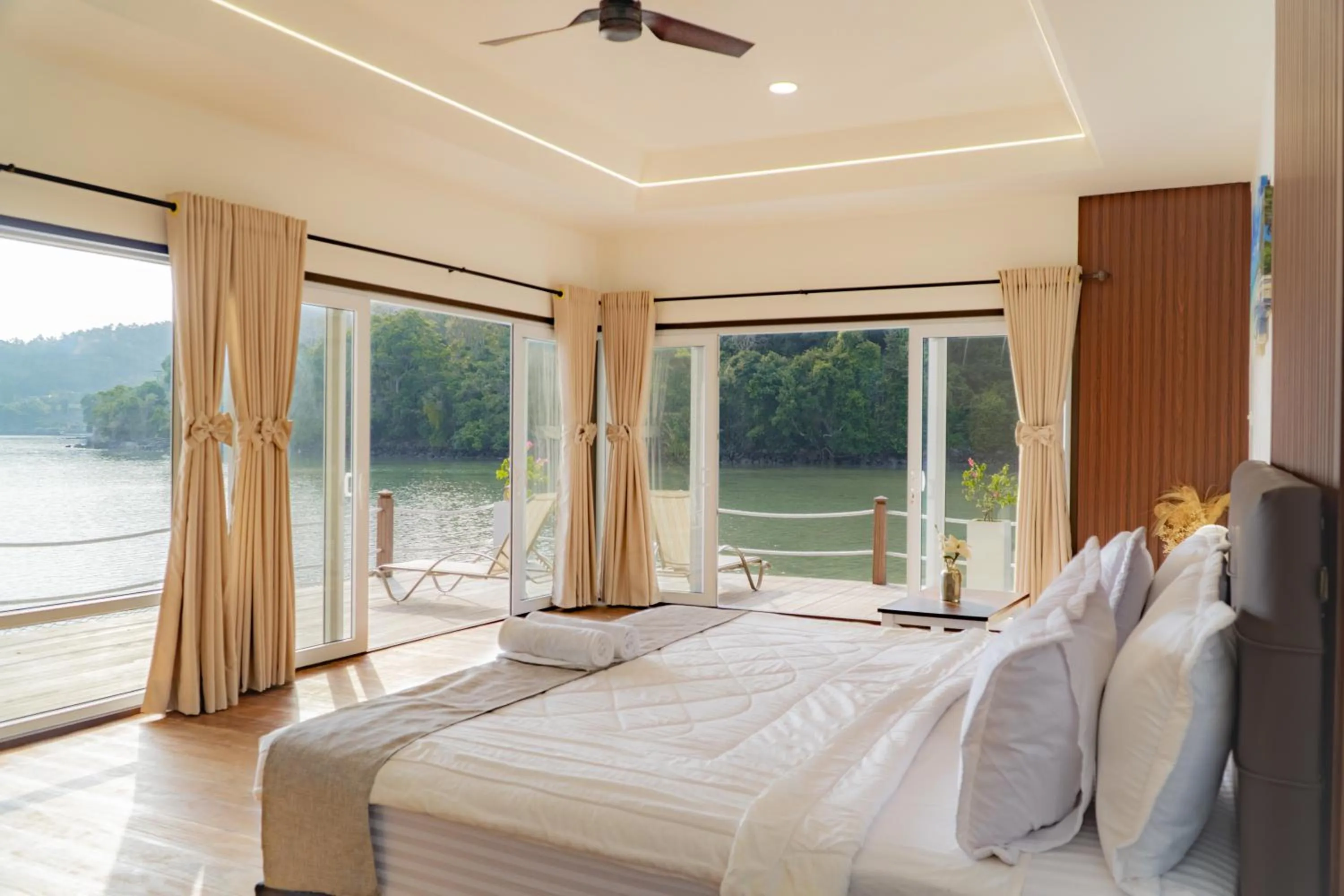 Sea view, Bed in The Hawk's Nest Resort