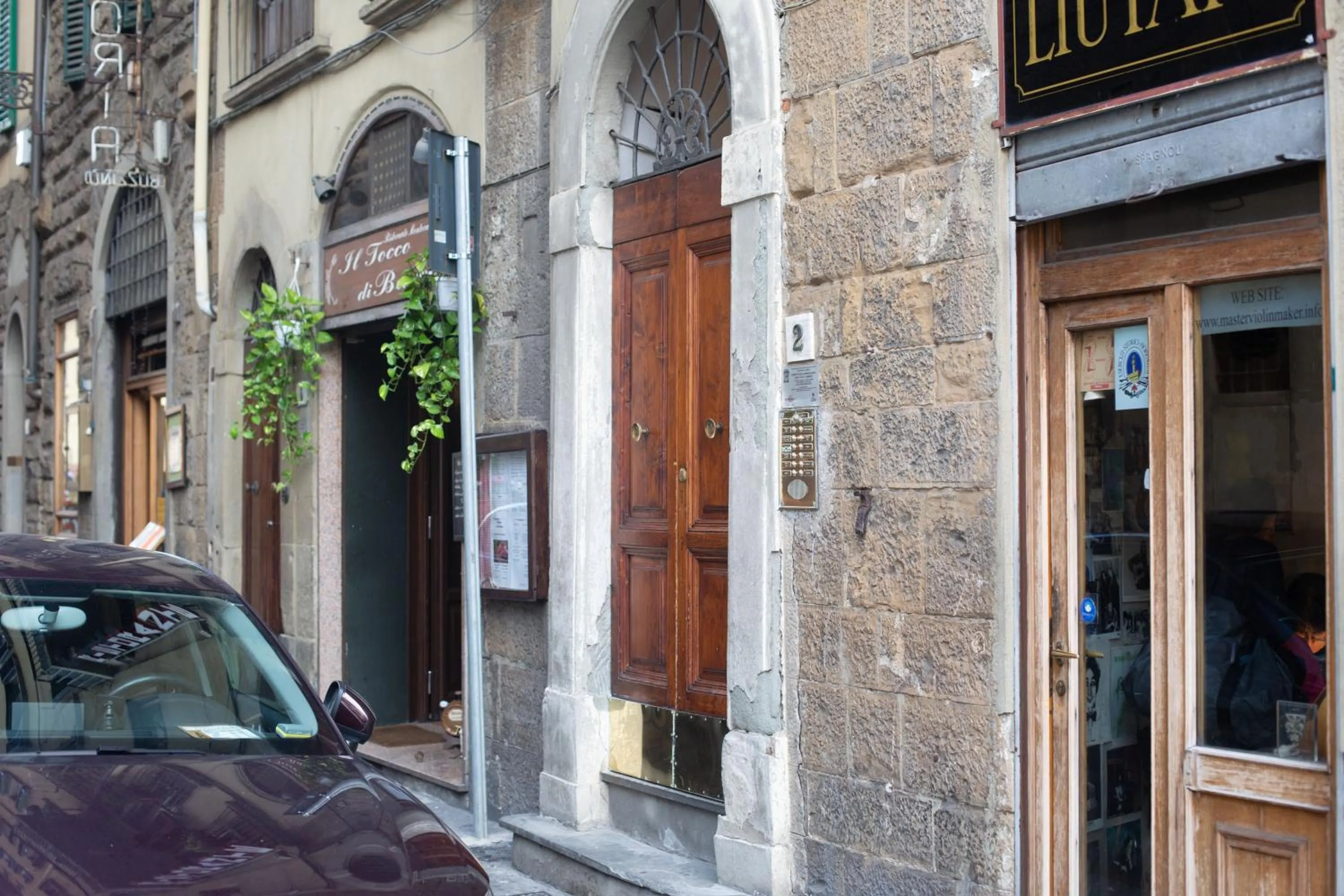 Facade/entrance in Palazzo Vecchio Apartments by Mmega