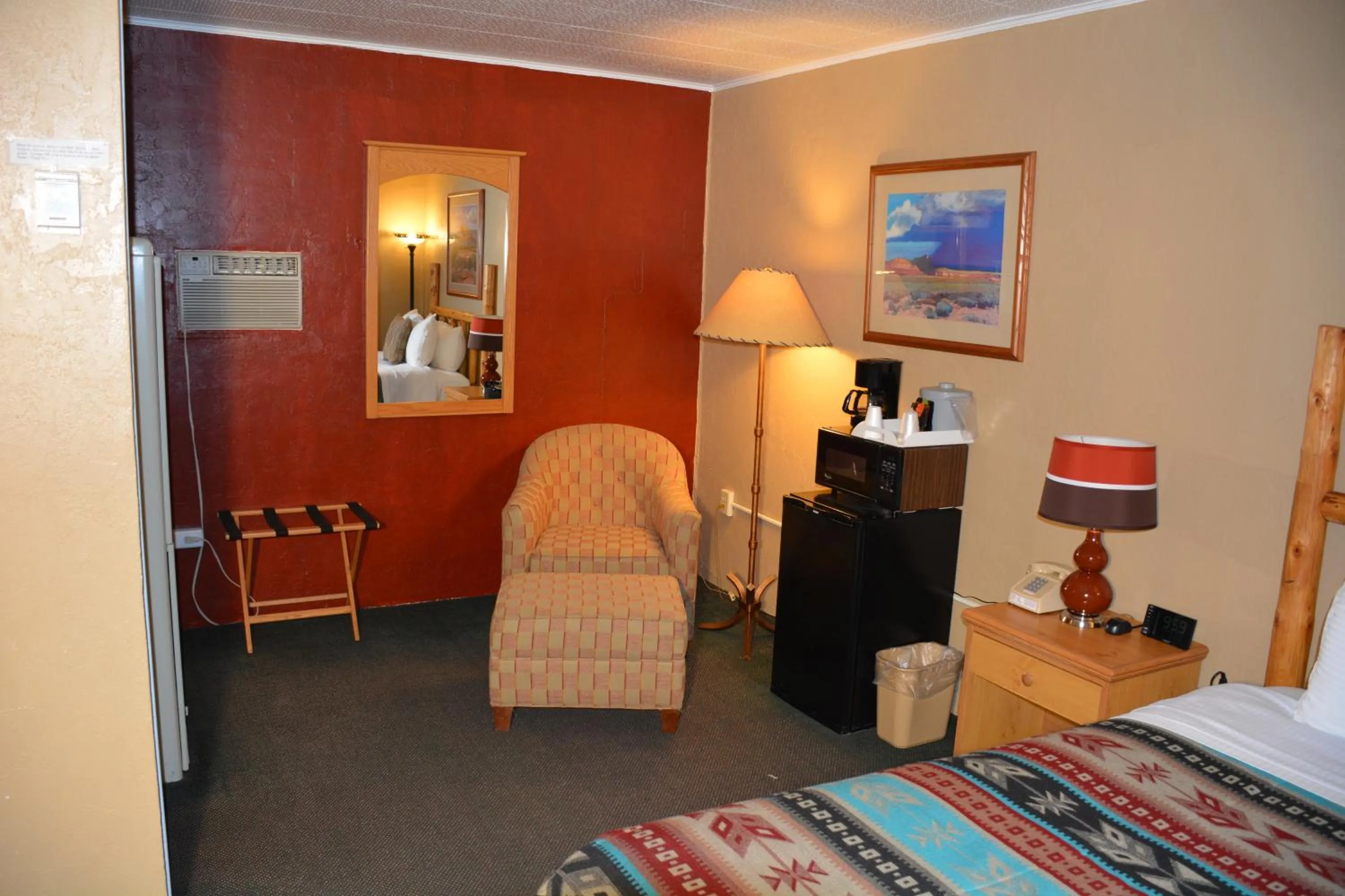 Communal lounge/ TV room, Bed in Sitzmark Chalet Inn