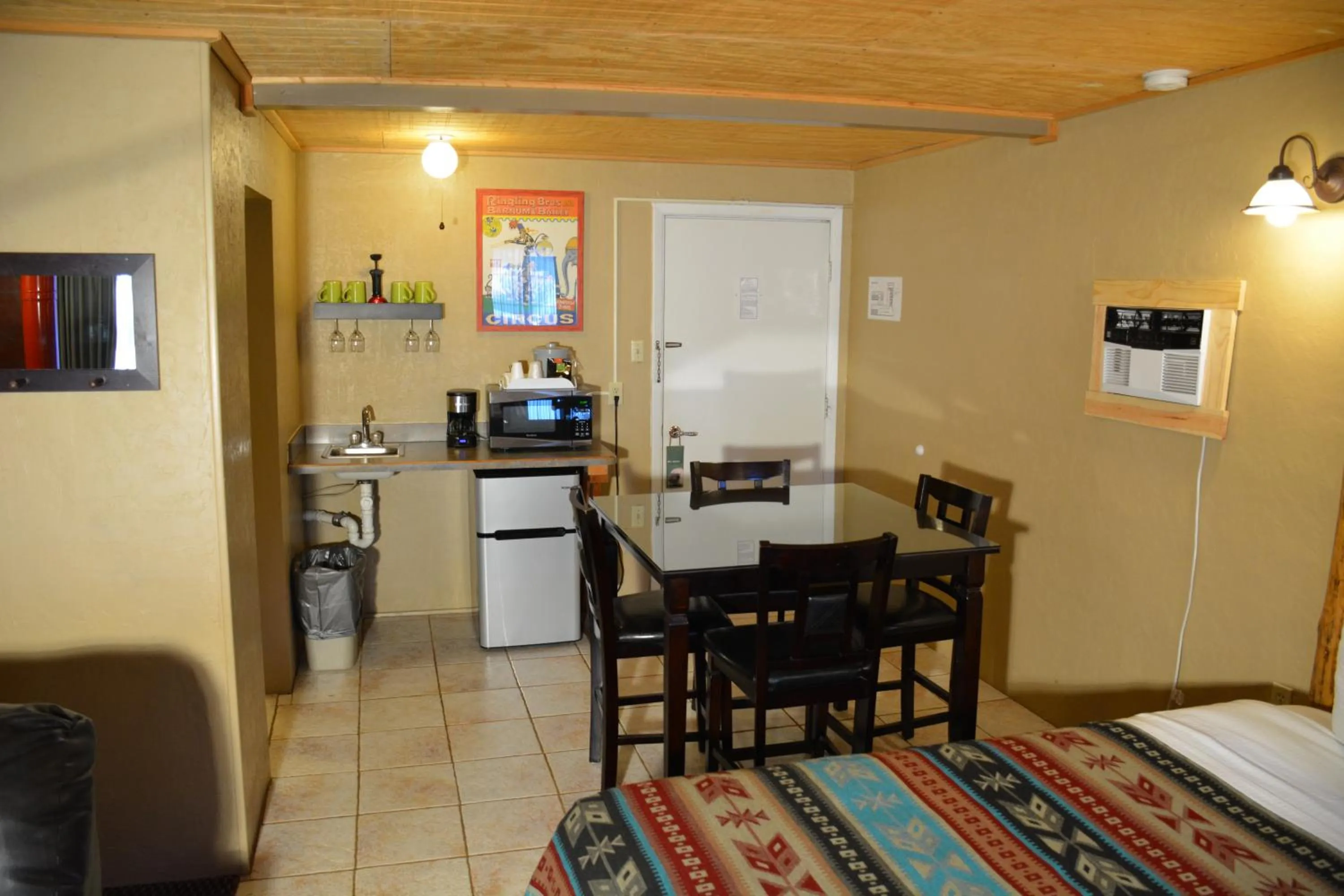 Dining area in Sitzmark Chalet Inn