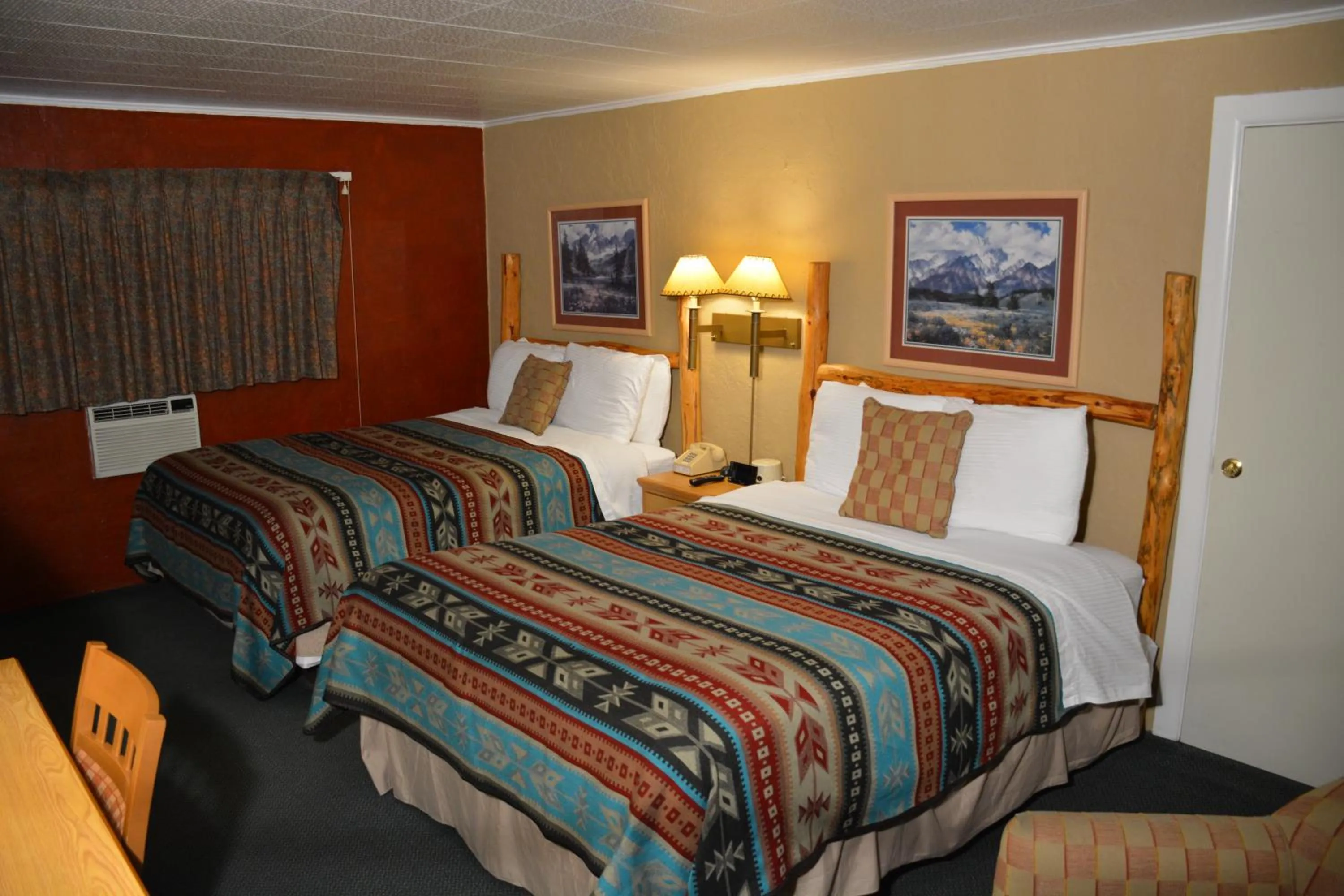 Bed in Sitzmark Chalet Inn