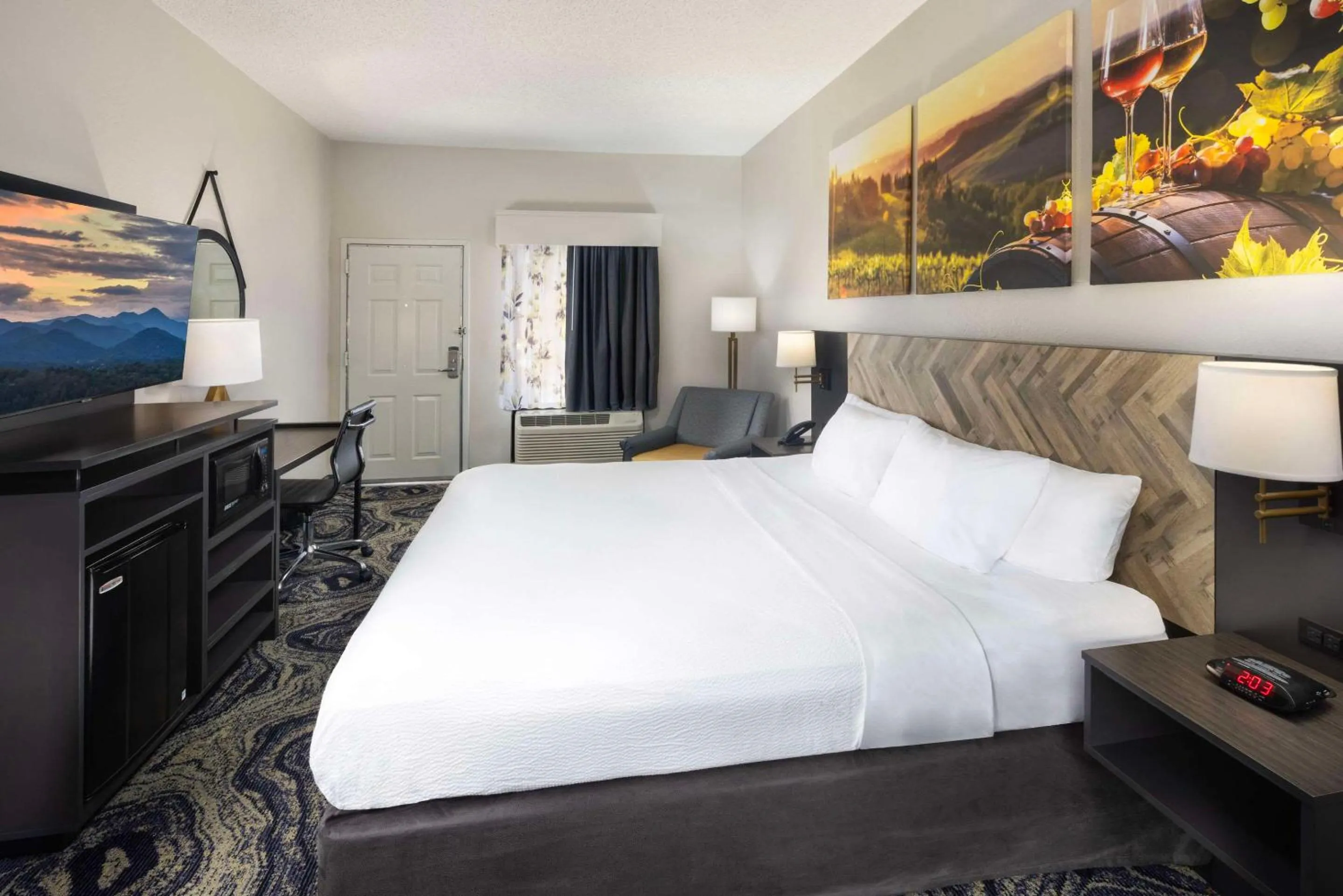 Bedroom, Bed in Clarion Inn Biltmore Village