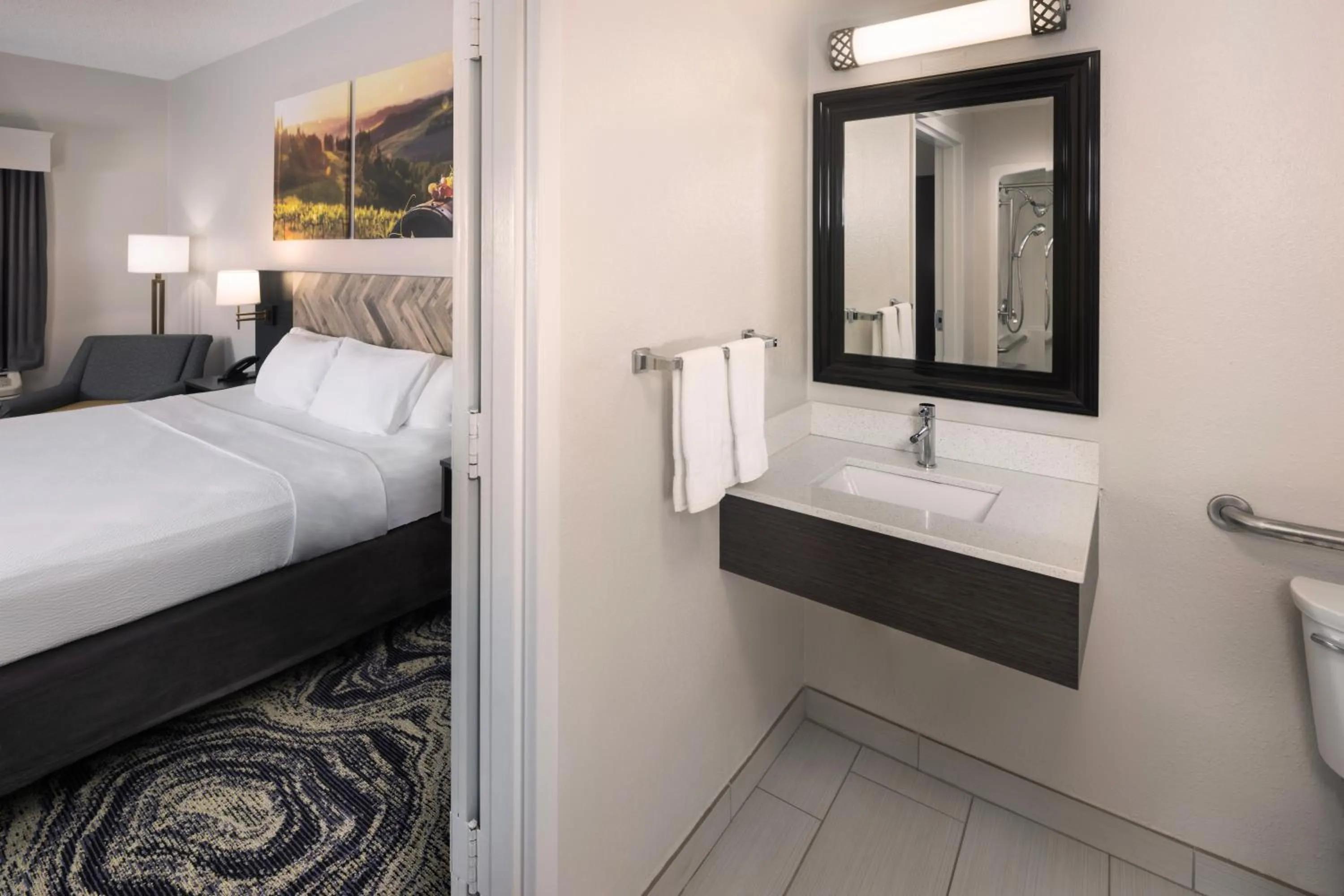 Bathroom, Bed in Clarion Inn Biltmore Village