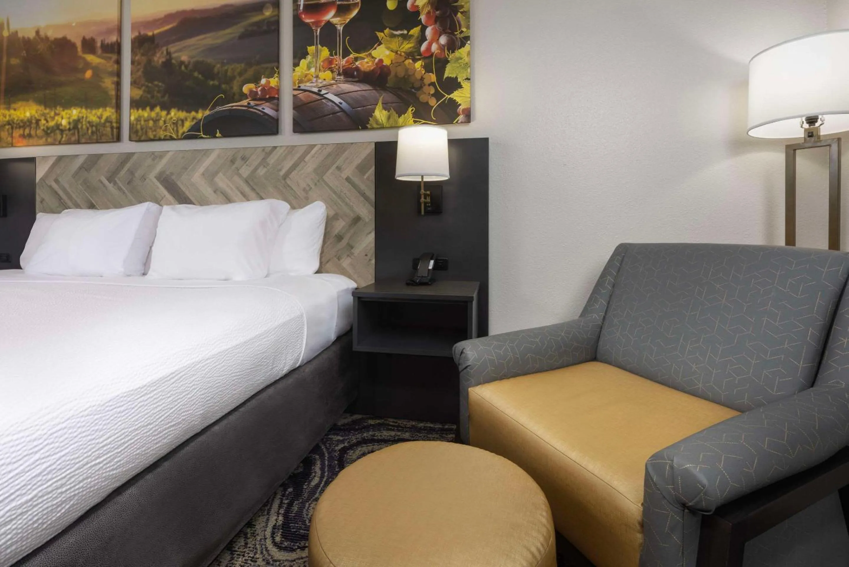 Bedroom, Bed in Clarion Inn Biltmore Village