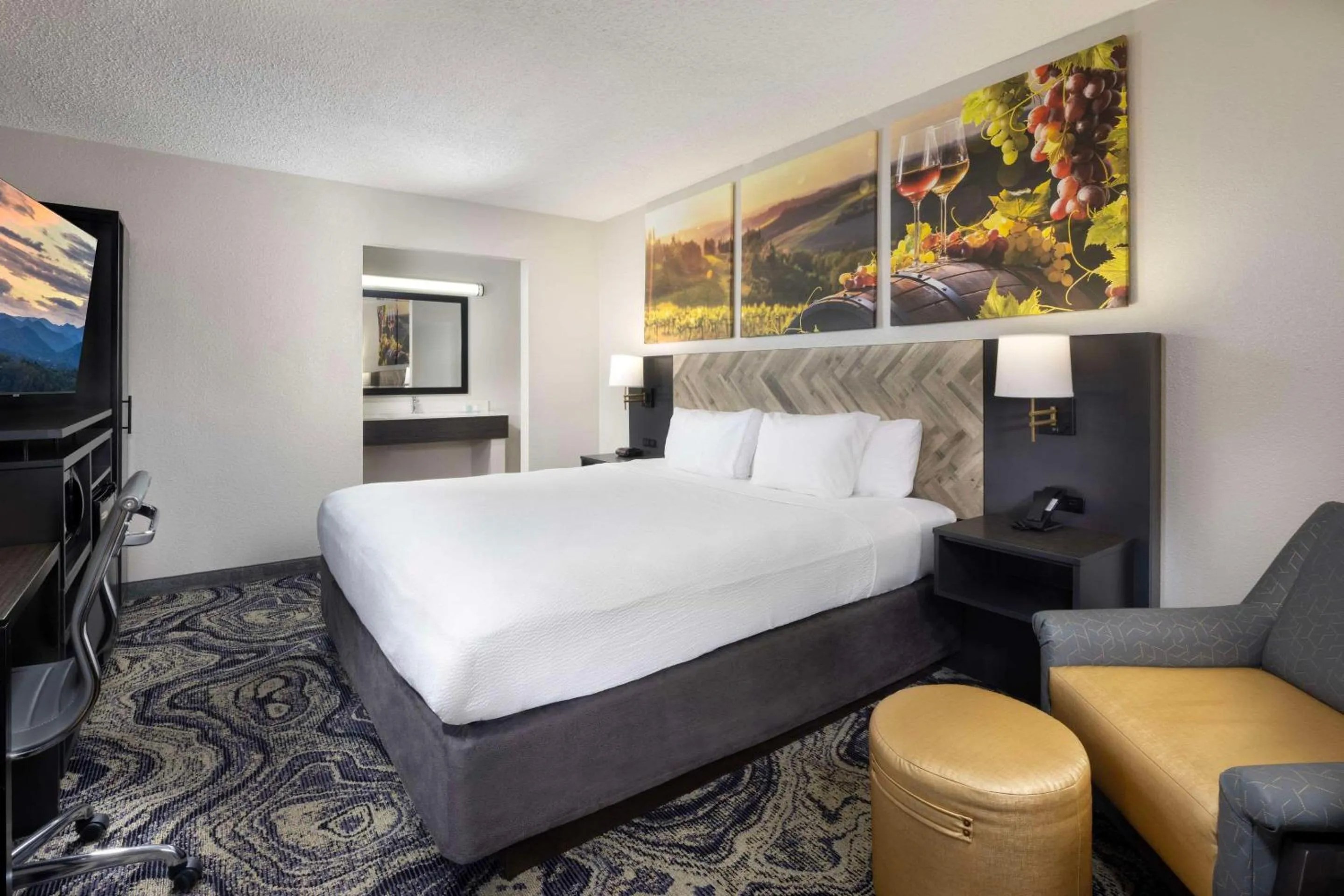 Bedroom, Bed in Clarion Inn Biltmore Village