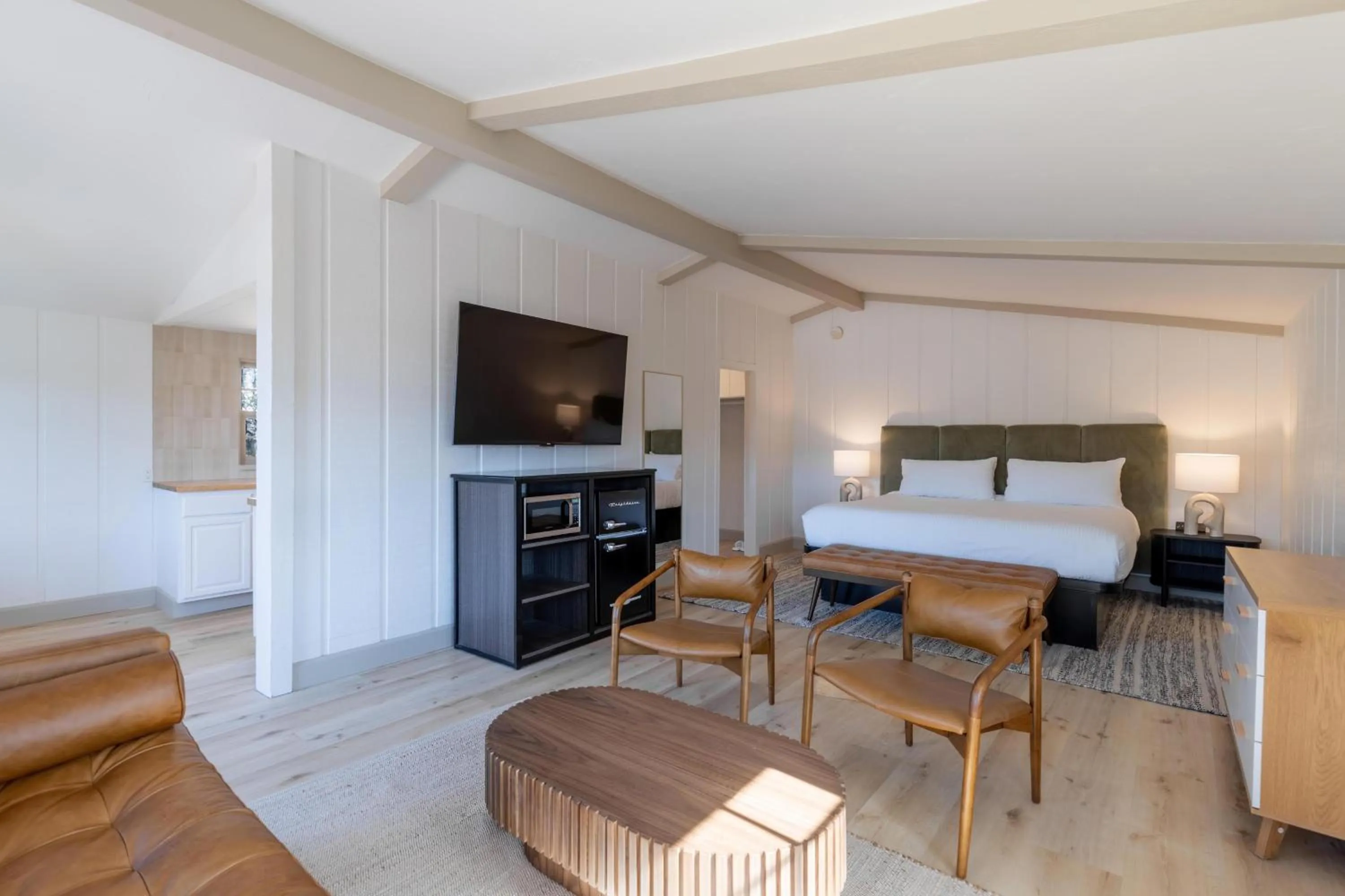 Seating area, Bed in The Marlo