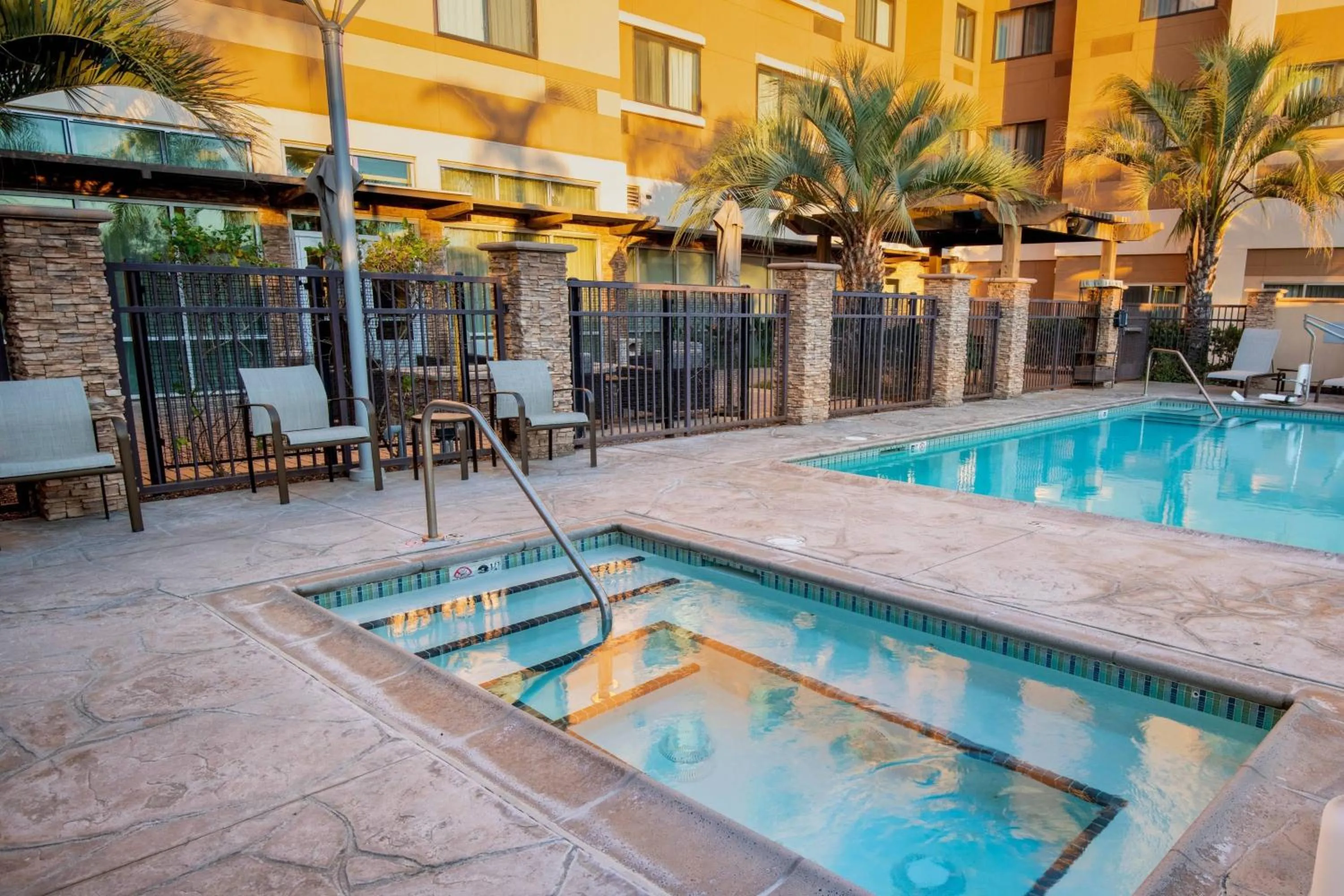Swimming pool in Courtyard by Marriott San Diego Oceanside