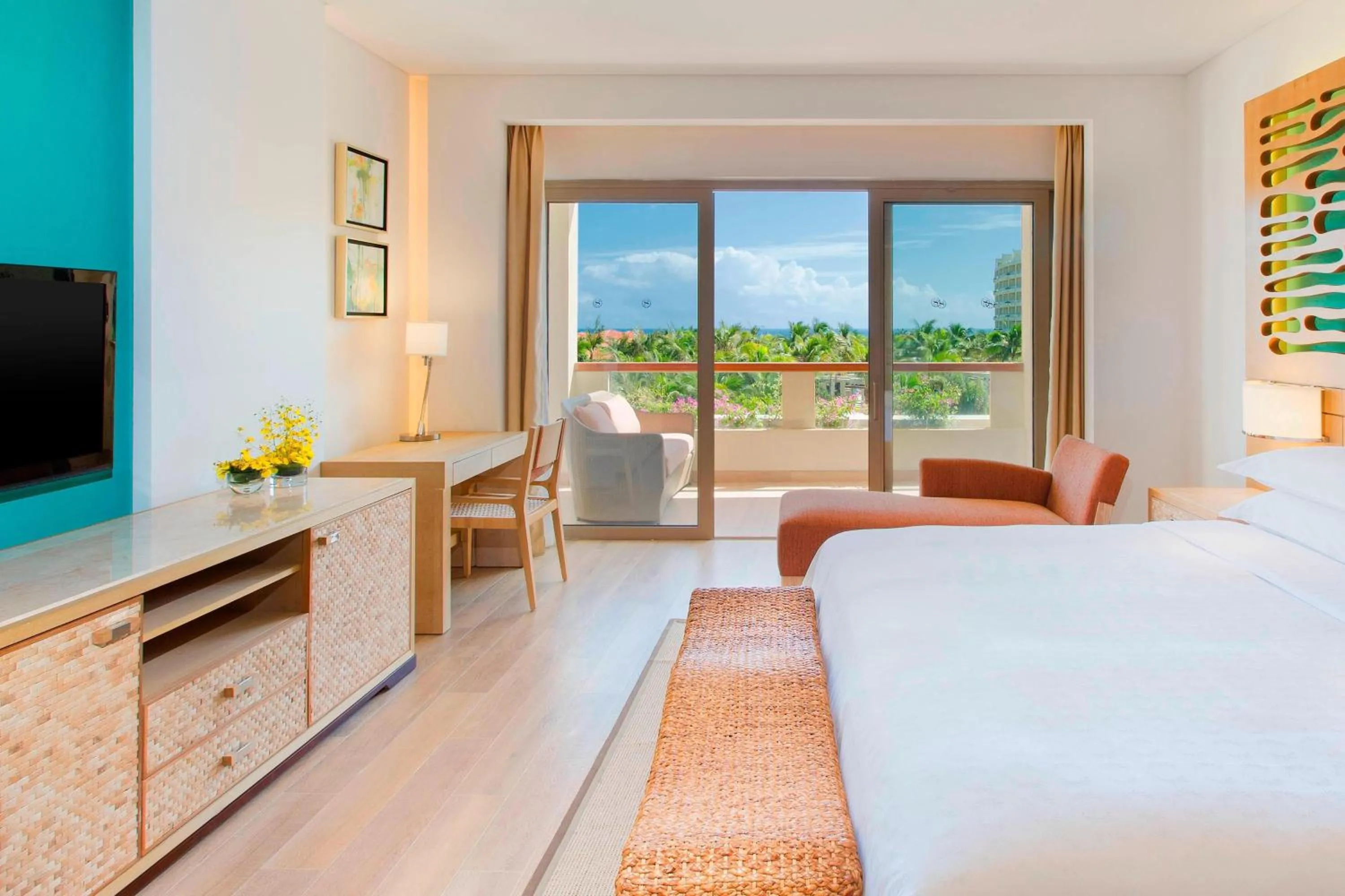 Photo of the whole room, Bed in Sheraton Sanya Haitang Bay Resort