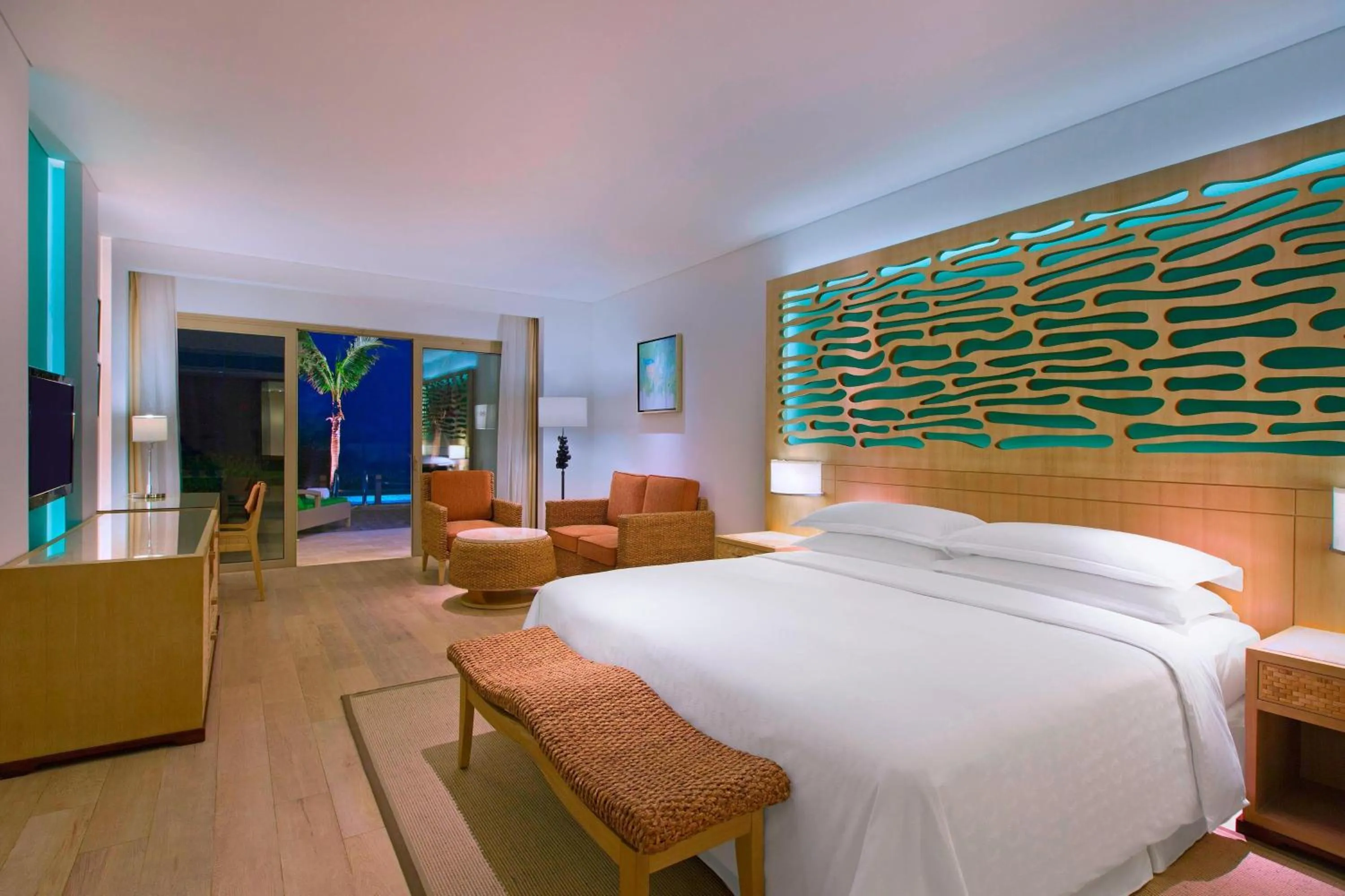 Swimming pool, Bed in Sheraton Sanya Haitang Bay Resort