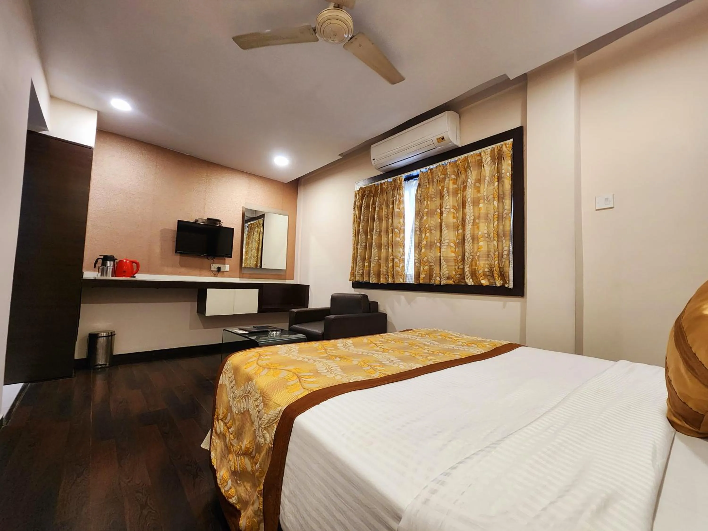 TV and multimedia, Bed in Hotel Lee International