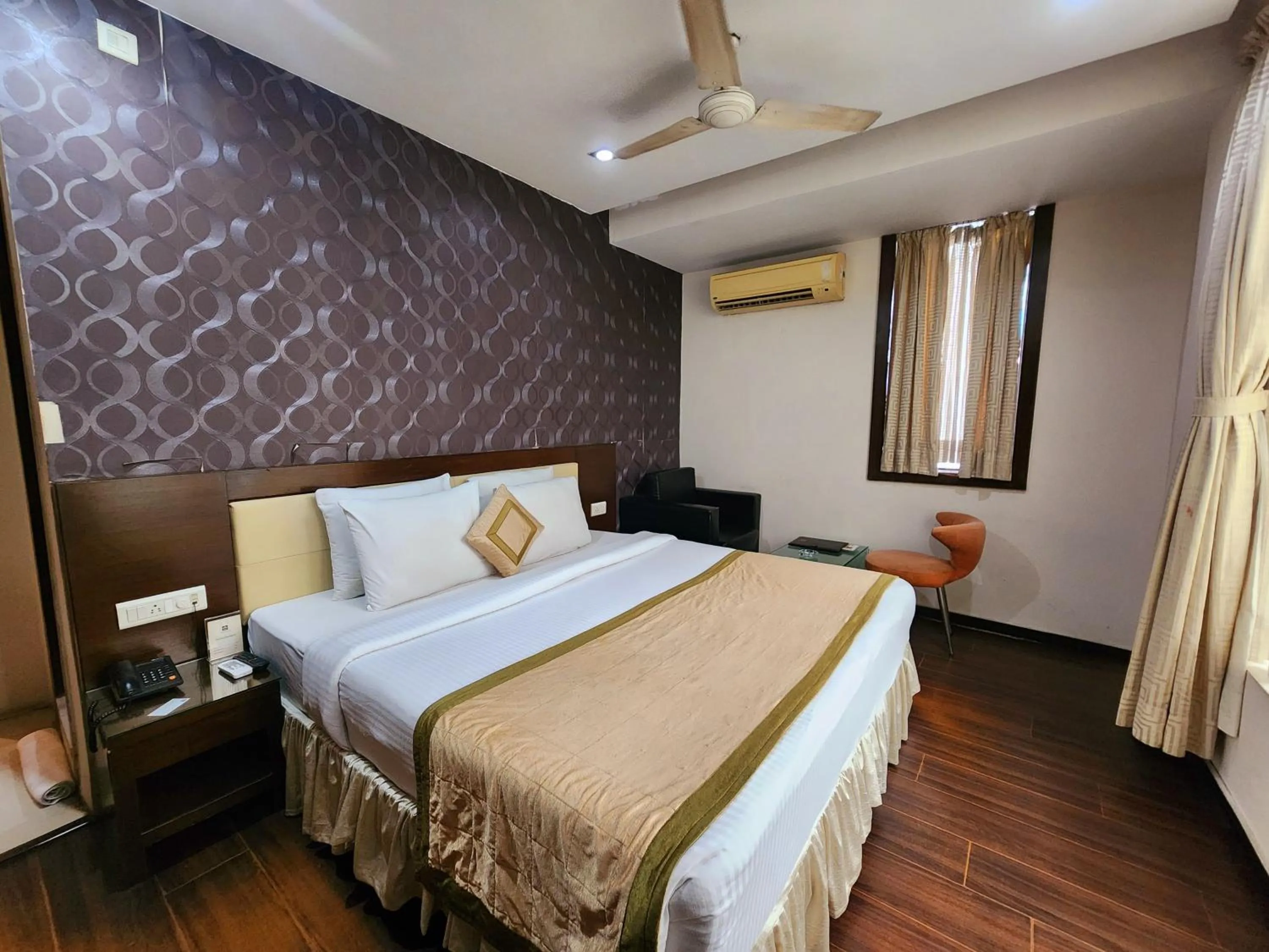 Bedroom, Bed in Hotel Lee International