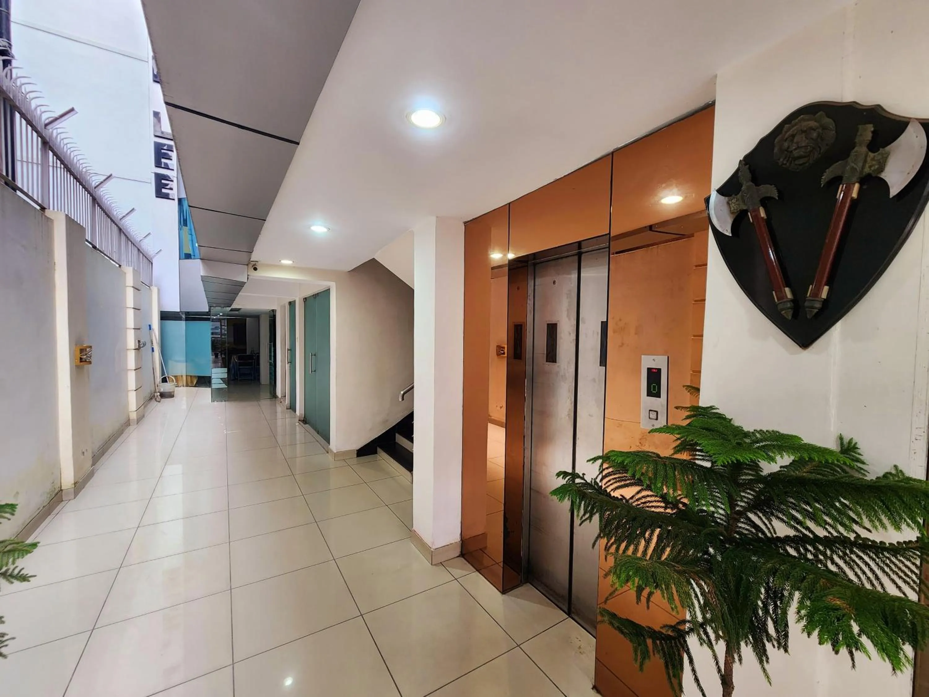 elevator in Hotel Lee International