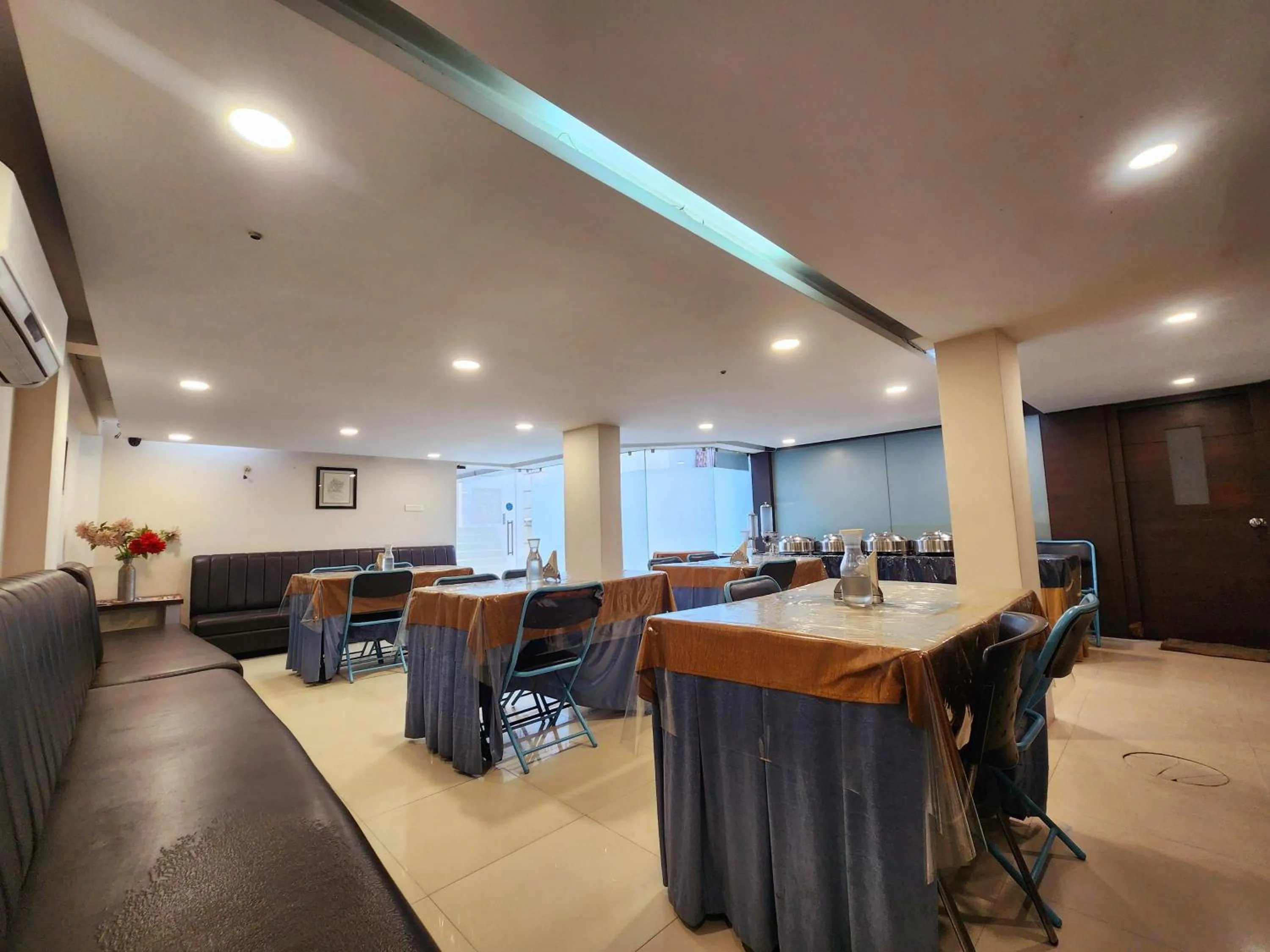 Restaurant/places to eat in Hotel Lee International