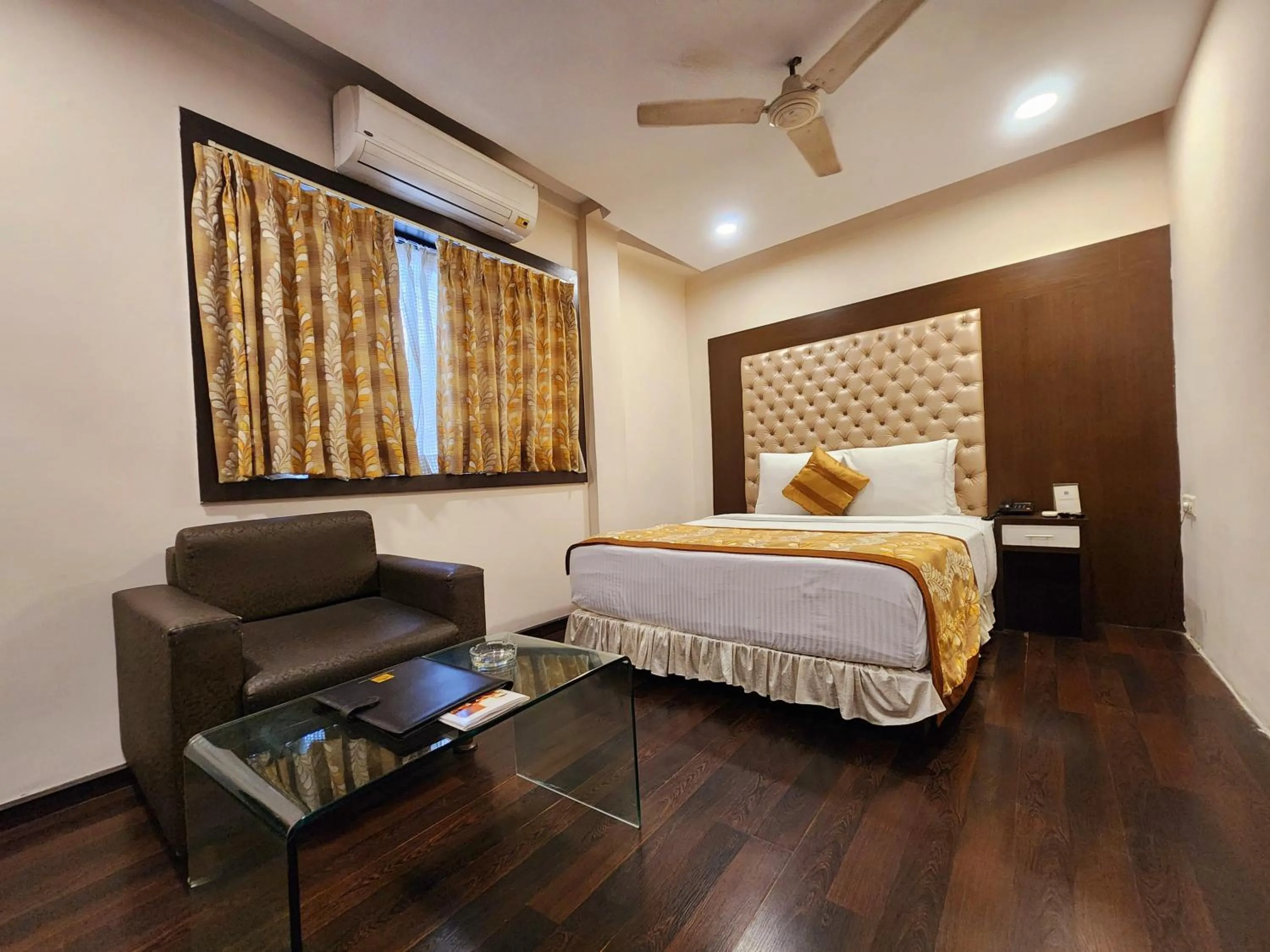 Bed in Hotel Lee International