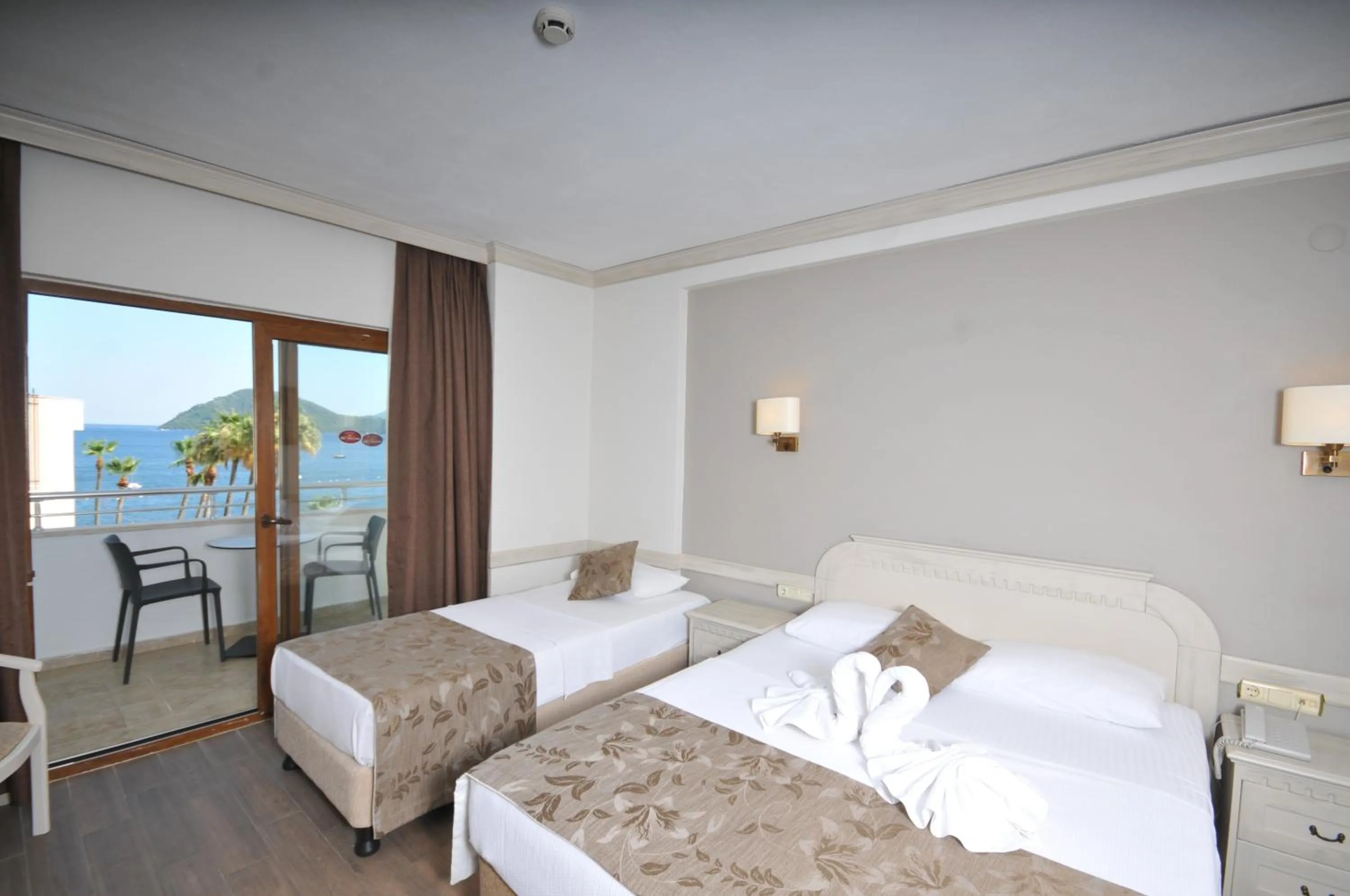 Photo of the whole room, Bed in My Dream Hotel